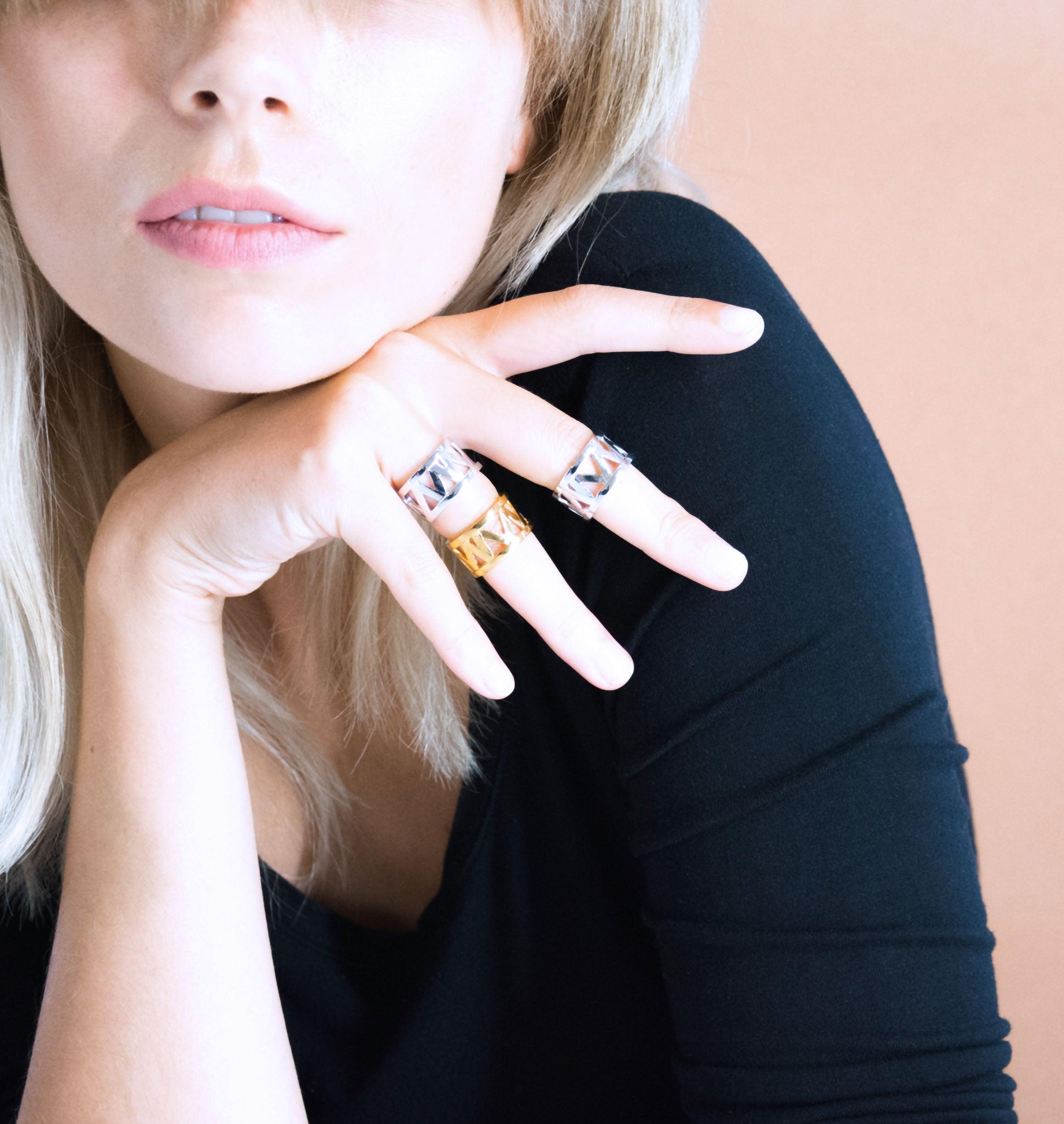 Ring CHARMY Gold - shop.mouttoncollet.com, Moutton colleT, Notre bague CHARMY est réalisée en bronze dorée à l'or fin, il est orné d'un petit logo "MC". Elegant et minimal, il perfectionnera votre style avec une touche de modernité et sera assez discrète pour être associé à vos tenues du quotidien, bijoux doré or, bijoux créateurs fabriqué made in Belgium , bague originale, bague or doré,