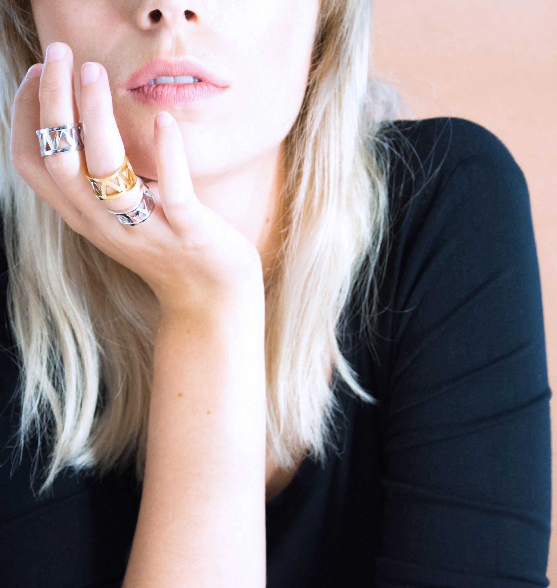 Ring CHARMY Gold - shop.mouttoncollet.com, Moutton colleT, Notre bague CHARMY est réalisée en bronze dorée à l'or fin, il est orné d'un petit logo "MC". Elegant et minimal, il perfectionnera votre style avec une touche de modernité et sera assez discrète pour être associé à vos tenues du quotidien, bijoux doré or, bijoux créateurs fabriqué made in Belgium , bague originale, bague or doré,