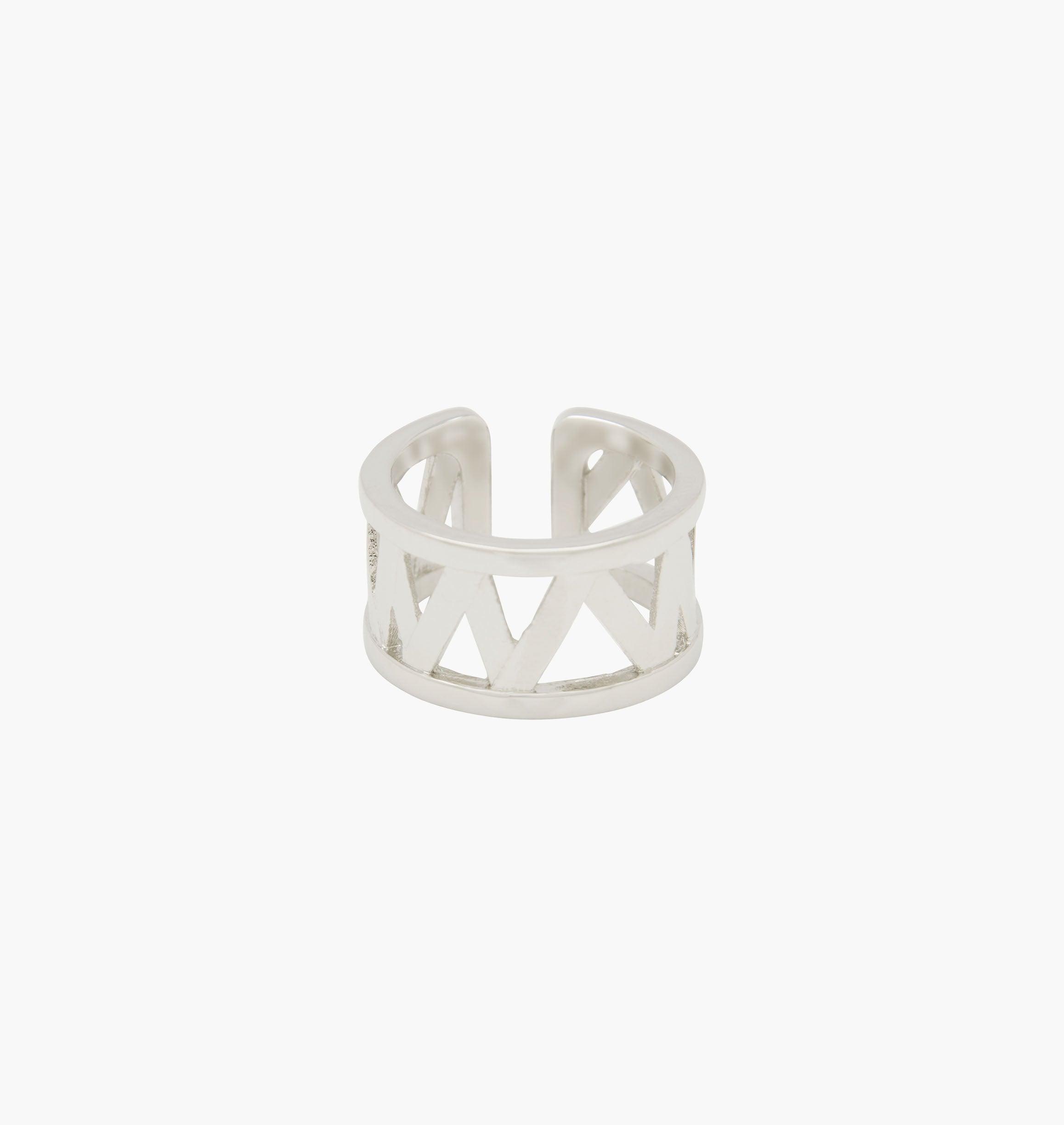 Notre bague CHARMY est réalisée en bronze argenté, il est orné d'un petit logo "MC". Elegant et minimal, il perfectionnera votre style avec une touche de modernité et sera assez discrète pour être associé à vos tenues du quotidien.bijoux argenté argent, bijoux créateurs fabriqué made in Belgium , bague originale, bague argent argenté,