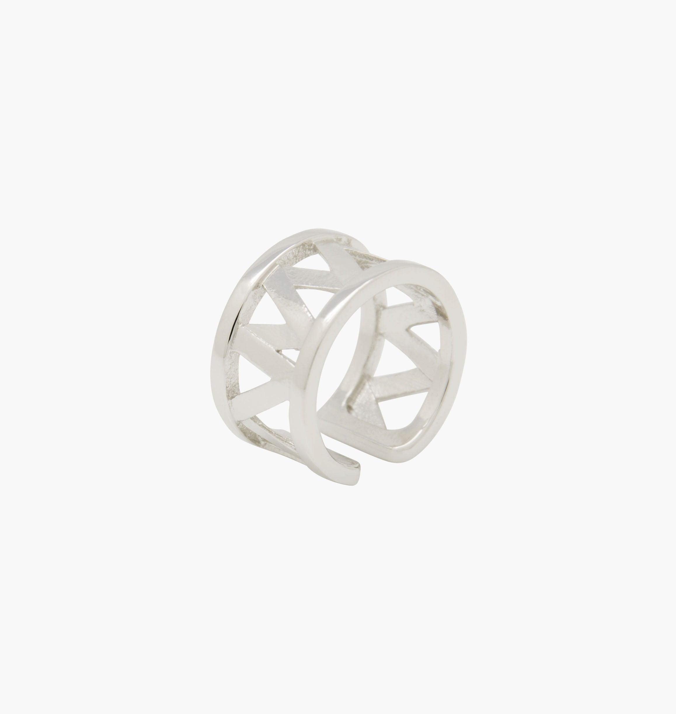 Notre bague CHARMY est réalisée en bronze argenté, il est orné d'un petit logo "MC". Elegant et minimal, il perfectionnera votre style avec une touche de modernité et sera assez discrète pour être associé à vos tenues du quotidien.bijoux argenté argent, bijoux créateurs fabriqué made in Belgium , bague originale, bague argent argenté,