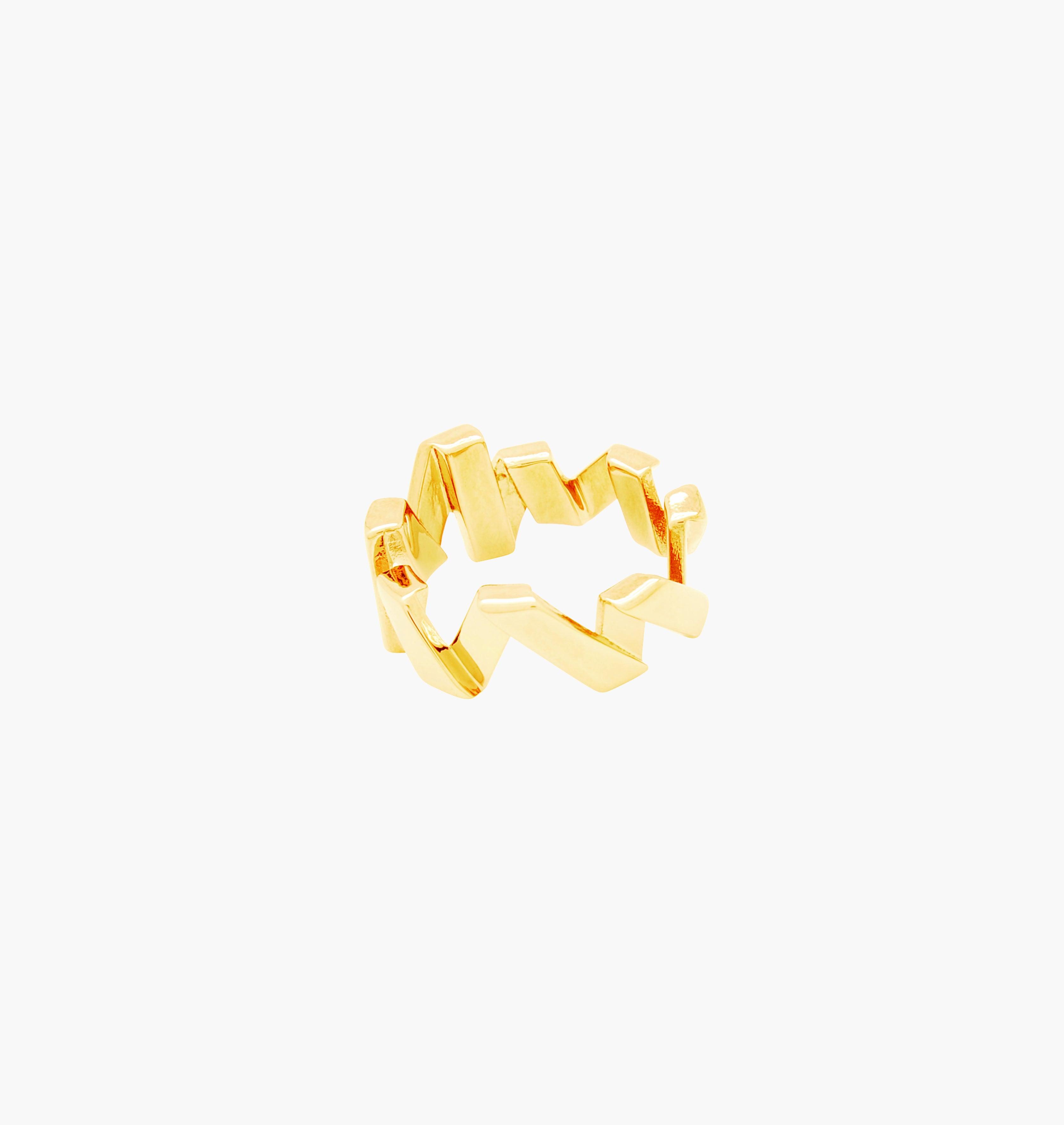 Moutton colleT Notre bague VIBES est réalisée en bronze dorée à l'or fin. Elegante et minimale, elle perfectionnera votre style avec une touche de modernité et fun, pour un look sophistiqué.bijoux doré or, bijoux créateurs fabriqué made in Belgium , bague originale, bague or doré,