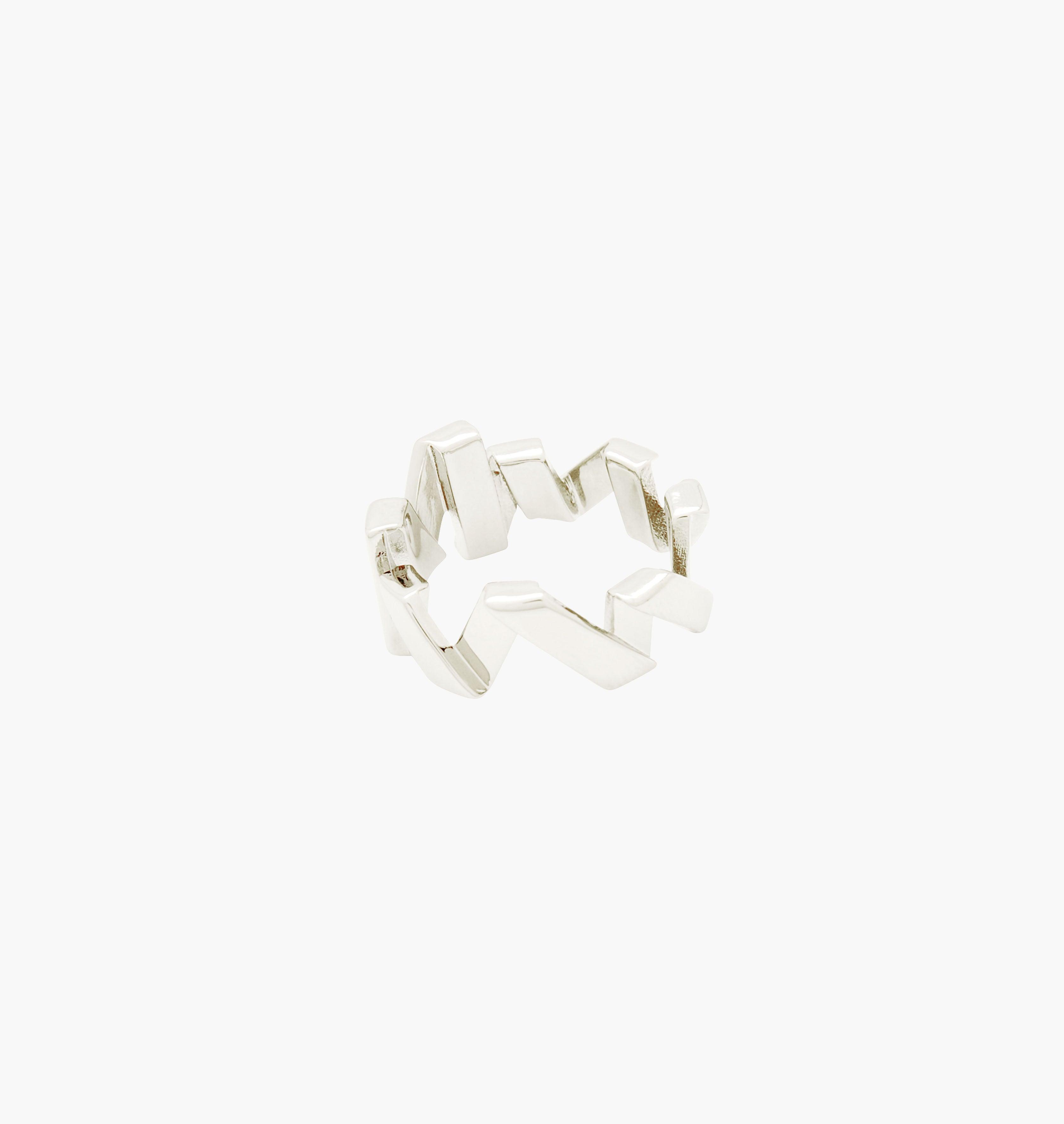 Moutton colleT Notre bague VIBES est réalisée en bronze argenté. Elegante et minimale, elle perfectionnera votre style avec une touche de modernité et fun, pour un look sophistiqué.bijoux argenté argent, bijoux créateurs fabriqué made in Belgium , bague originale, bague argent argenté, zig zag, éclair