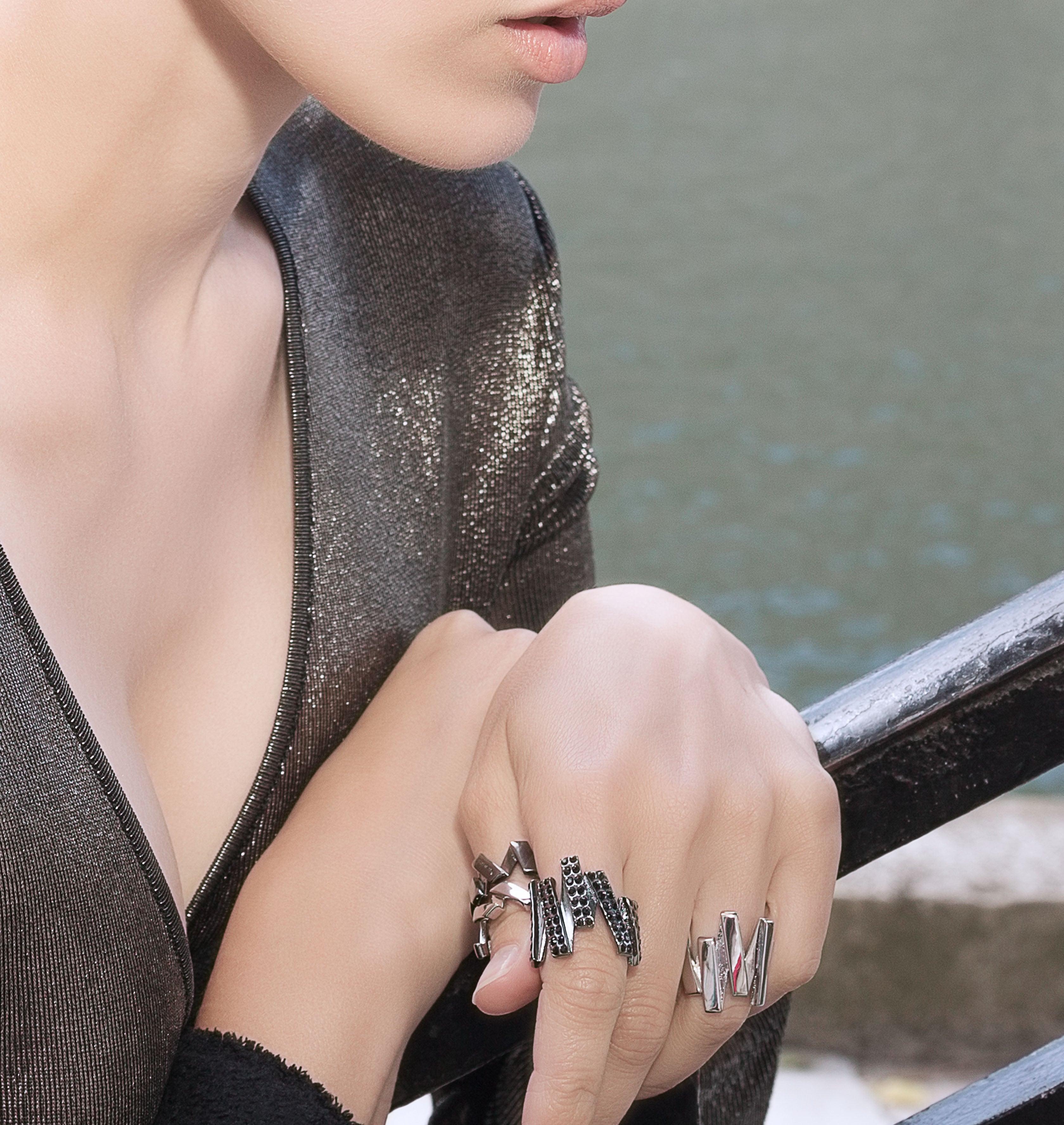 Moutton colleT Notre bague VIBRATIONS est réalisée en bronze argenté. Elegante et minimale, elle perfectionnera votre style avec une touche de modernité et fun, pour un look sophistiqué.bijoux argenté argent, bijoux créateurs fabriqué made in Belgium , bague originale, bague argent argenté, zig zag, éclair.