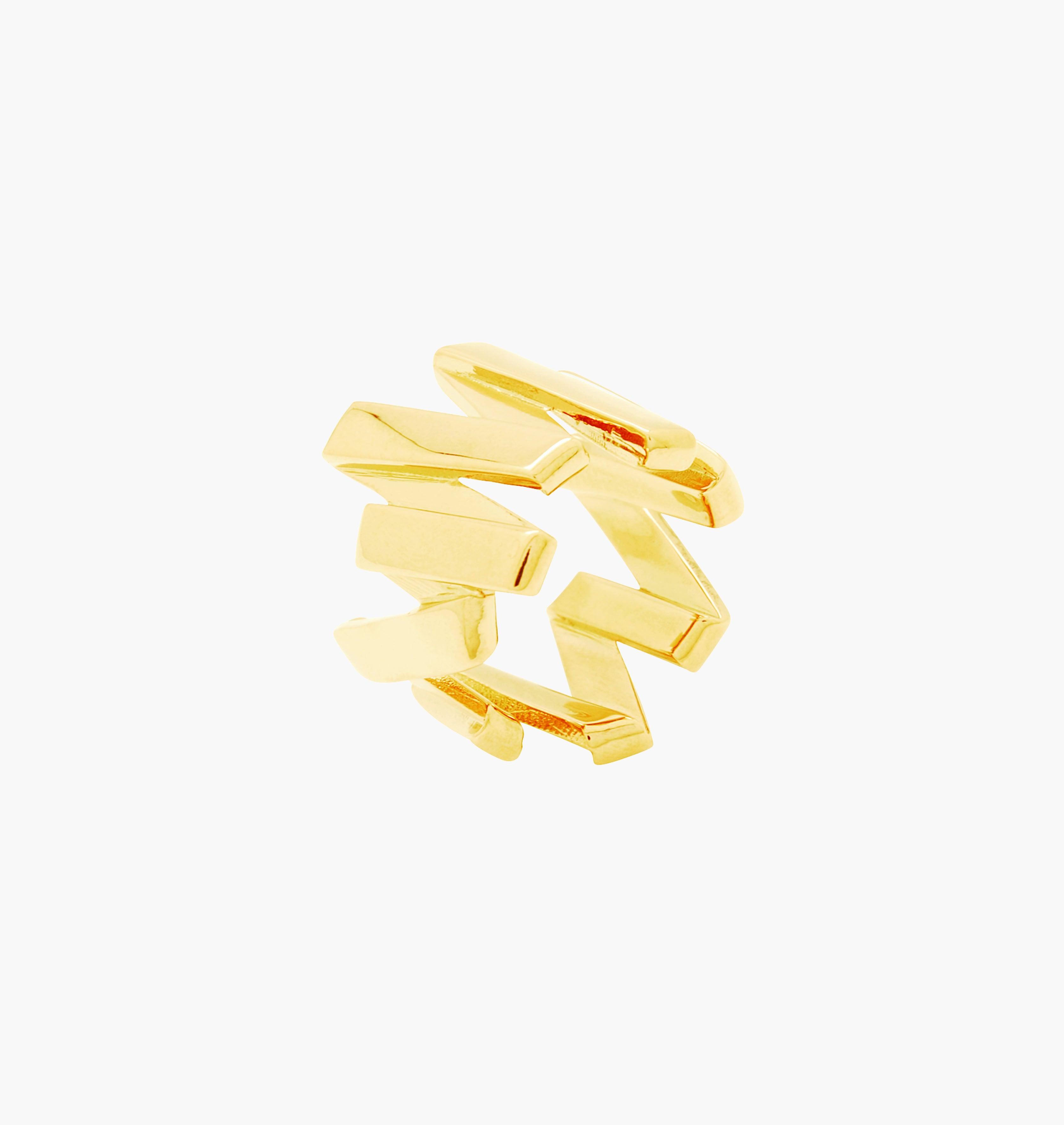 Notre bague VIBRATIONS est réalisée en bronze dorée à l'or fin. Elegante et minimale, elle perfectionnera votre style avec une touche de modernité et fun, pour un look sophistiqué.bijoux doré or, bijoux créateurs fabriqué made in Belgium , bague originale, bague or doré, zigzag, éclair