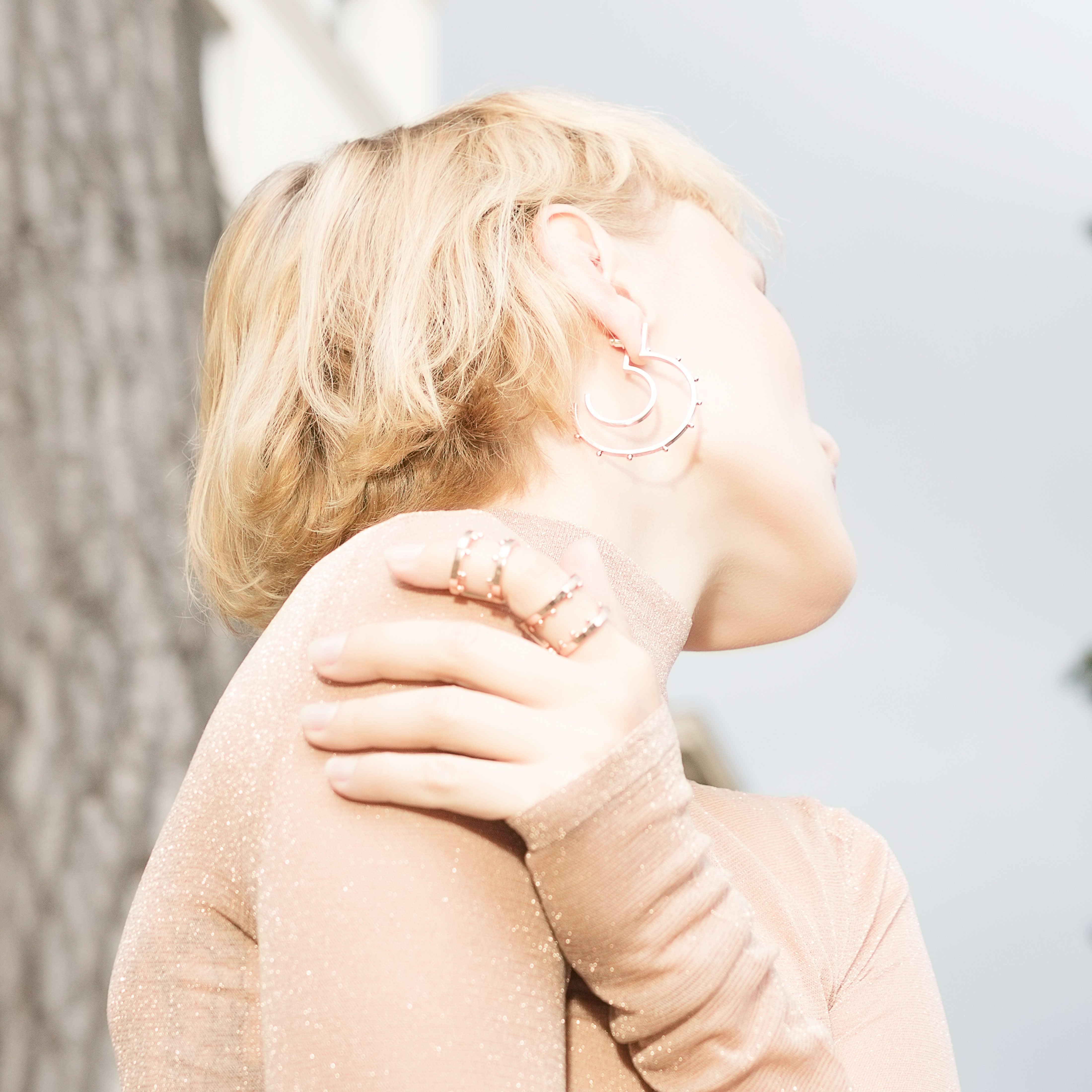 Ring BB-BIONIC Silver - shop.mouttoncollet.com, Moutton colleT, Notre bague BB-BIONIC est réalisée en bronze argenté. Elegante et minimale, elle perfectionnera votre style avec une touche de modernité et sera assez discrète pour être associée à vos tenues du quotidien, bijou de createur paris, bague de prieres, bague de voeux, hippie chic style, bijou moderne contemporain fashion classique minimale elegant, bague moderne style tendance, bague fantaisie de qualité,