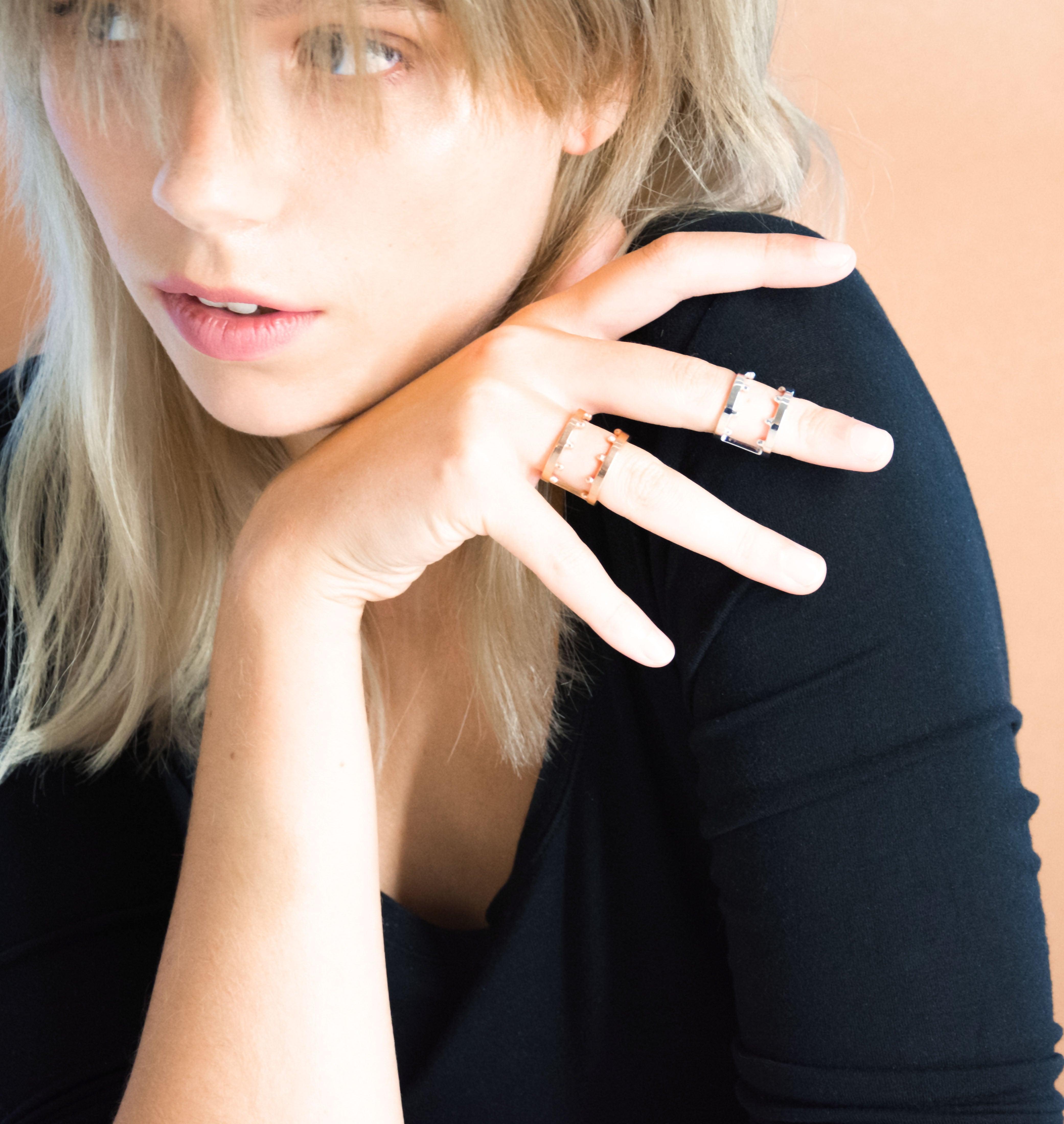 Ring BB-BIONIC Silver - shop.mouttoncollet.com, Moutton colleT, Notre bague BB-BIONIC est réalisée en bronze argenté. Elegante et minimale, elle perfectionnera votre style avec une touche de modernité et sera assez discrète pour être associée à vos tenues du quotidien, bijou de createur paris, bague de prieres, bague de voeux, hippie chic style, bijou moderne contemporain fashion classique minimale elegant, bague moderne style tendance, bague fantaisie de qualité,