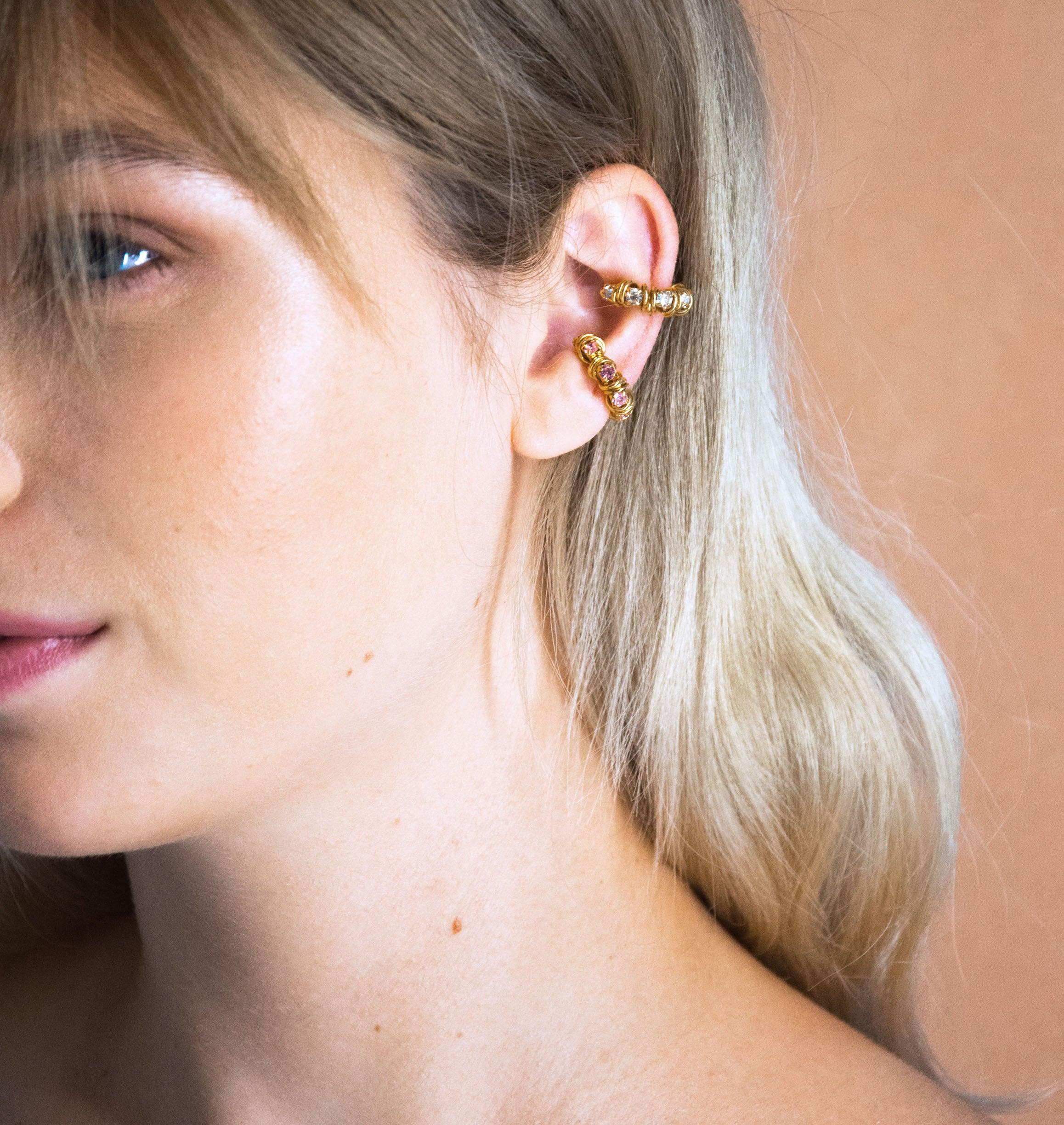 Earcuffs LUCIOLE Crystal - shop.mouttoncollet.com, Moutton colleT, Nos boucles d'oreilles LUCIOLE sont réalisées en bronze dorées à l'or fin, serties de cristaux scintillants coloris diamant et de petits anneaux. Elles seront assez discrètes pour être associées à vos tenues du quotidien., bague d'oreille or, doré, cristal, bijoux tendances, contemporain