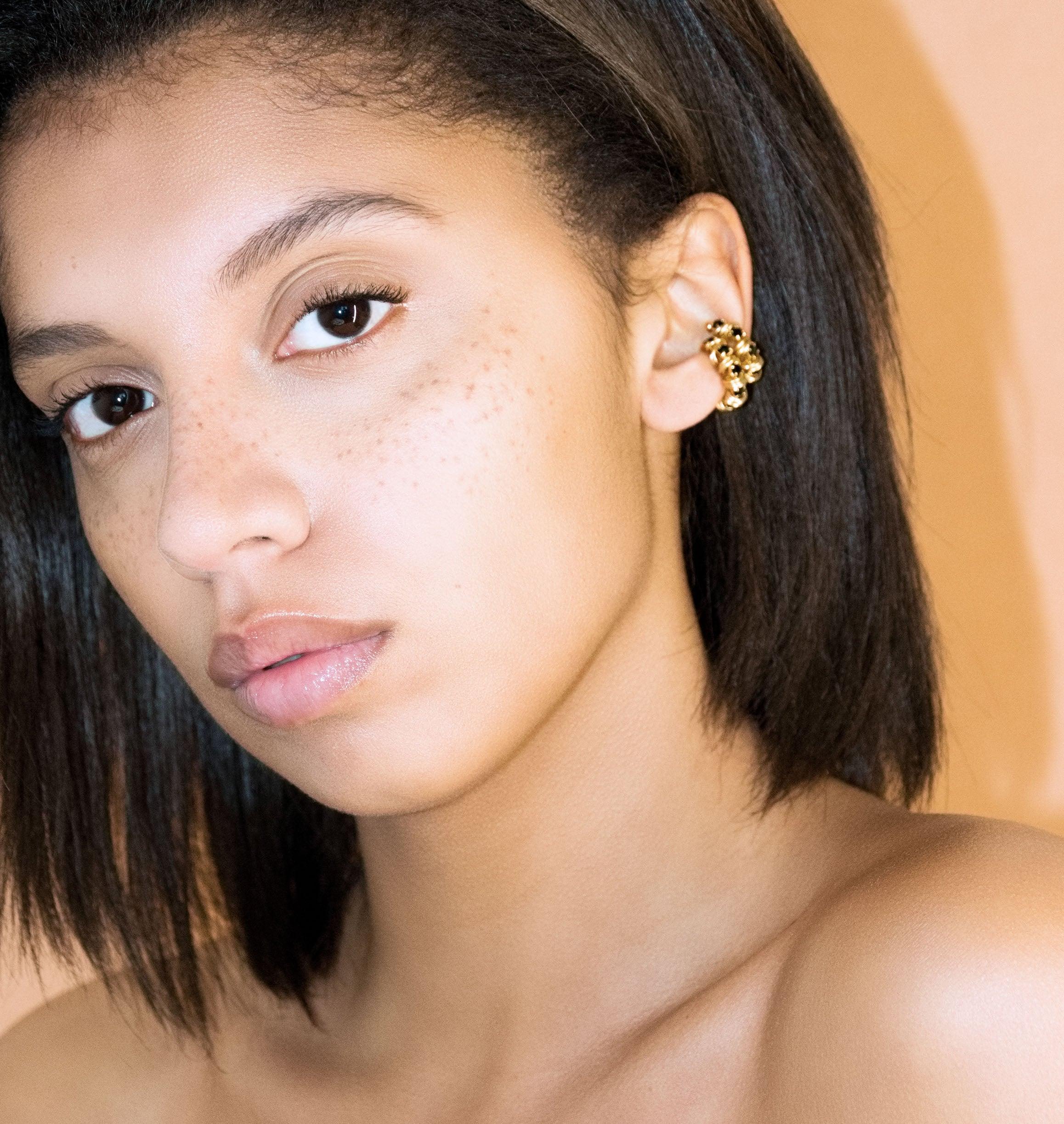 Earcuffs LUCIOLE Black - shop.mouttoncollet.com, Moutton colleT, Nos boucles d'oreilles LUCIOLE sont réalisées en bronze dorées à l'or fin, serties de cristaux scintillants coloris noir et de petits anneaux. Elles seront assez discrètes pour être associées à vos tenues du quotidien. bague d'oreille, cristal, strass, bijoux rock, bijou moderne, bijoux femme,