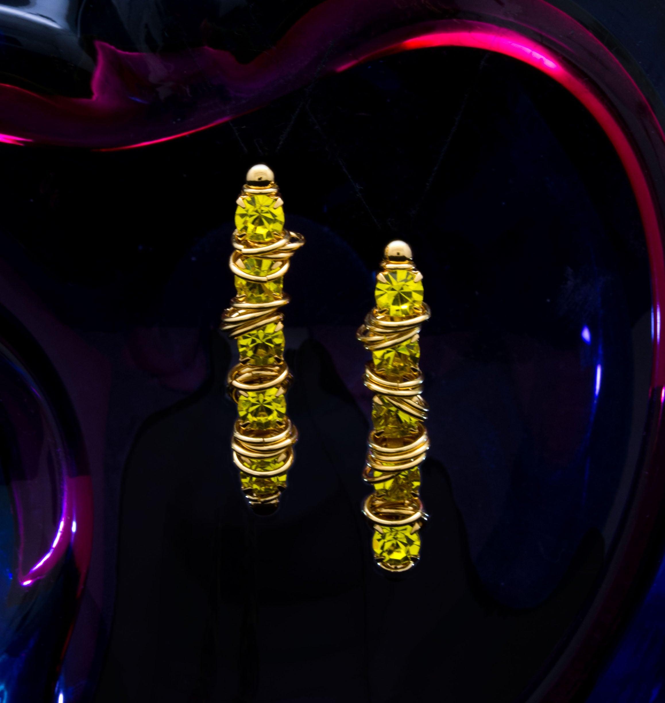 Earrings MINISTARS Citrine - shop.mouttoncollet.com, Nos boucles d'oreilles MINISTARS sont réalisées en bronze dorées à l'or fin, serties de cristaux scintillants coloris citrine et de petits anneaux. Elles seront assez discrètes pour être associées à vos tenues du quotidien, cristal jaune bijou, swarovski, bijou createur, fabrique en france, belgique, italie, belgian designers, creer a paris, moutton collet,