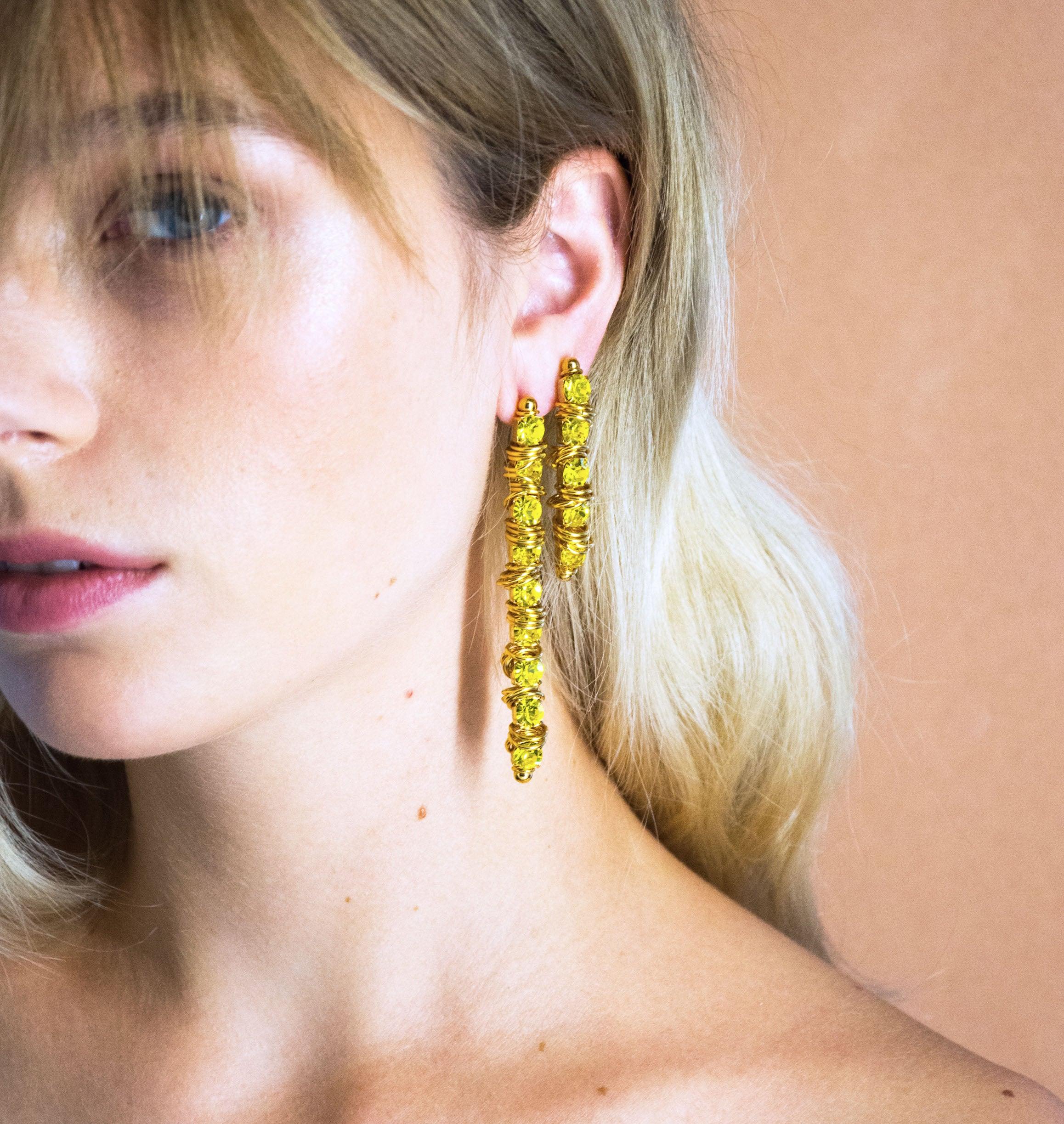 Earrings MINISTARS Citrine - shop.mouttoncollet.com, Nos boucles d'oreilles MINISTARS sont réalisées en bronze dorées à l'or fin, serties de cristaux scintillants coloris citrine et de petits anneaux. Elles seront assez discrètes pour être associées à vos tenues du quotidien, cristal jaune bijou, swarovski, bijou createur, fabrique en france, belgique, italie, belgian designers, creer a paris, moutton collet,