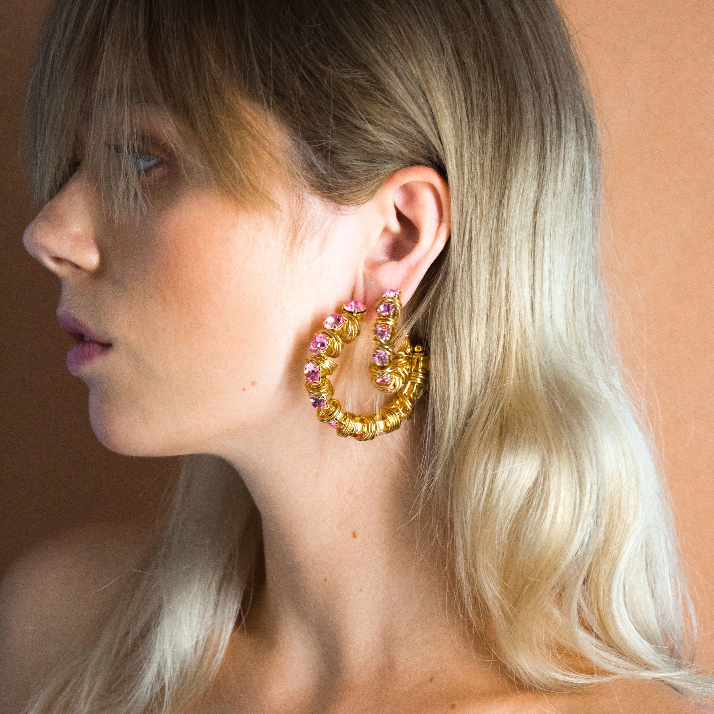 Earrings FUNKY Light Rose - shop.mouttoncollet.com, moutton collet, bijoux createurs, bijoux fait main, bijoux fantaisie, bijoux en cristal strass, bijoux cristal swarovski, bijoux luxe, bijoux de stars, bijoux vip, bijoux originaux, bijou original, idee cadeau femme, cadeau de noel, cadeau chic et elegant, bijou moderne, bijou contemporain, fashion week boucles d'oreille créole en cristal strass rose light rose, madonna, kate moss, aya nakamura, daphne burki, vogue france magazine