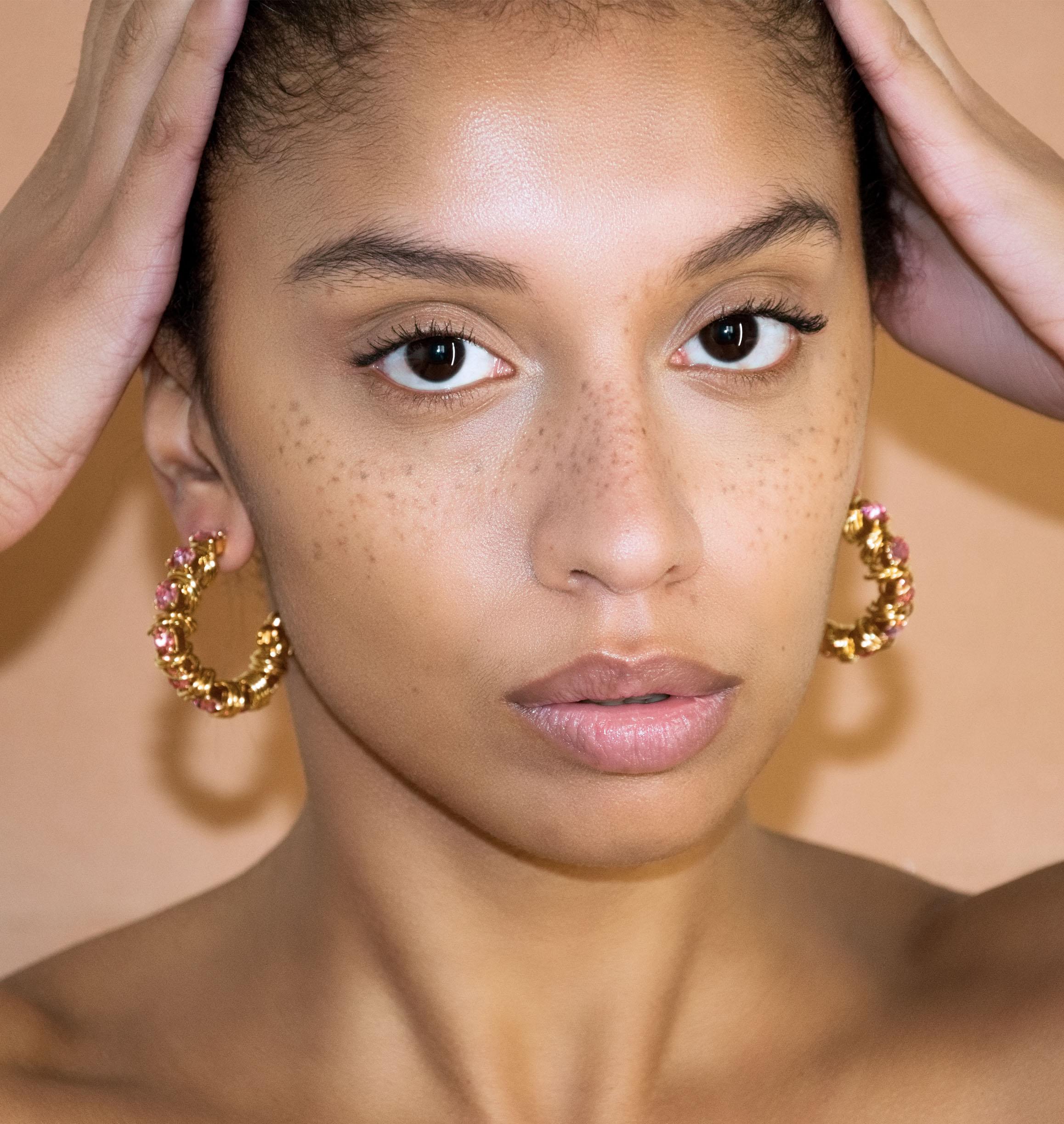 Earrings DISCO Light Rose - shop.mouttoncollet.com, moutton collet, bijoux createurs, bijoux fait main, bijoux fantaisie, bijoux en cristal strass, bijoux cristal swarovski, bijoux luxe, bijoux de stars, bijoux vip, bijoux originaux, bijou original, idee cadeau femme, cadeau de noel, cadeau chic et elegant, bijou moderne, bijou contemporain, fashion week boucles d'oreille créole en cristal strass rose light rose, madonna, kate moss, aya nakamura, daphne burki, vogue france magazine