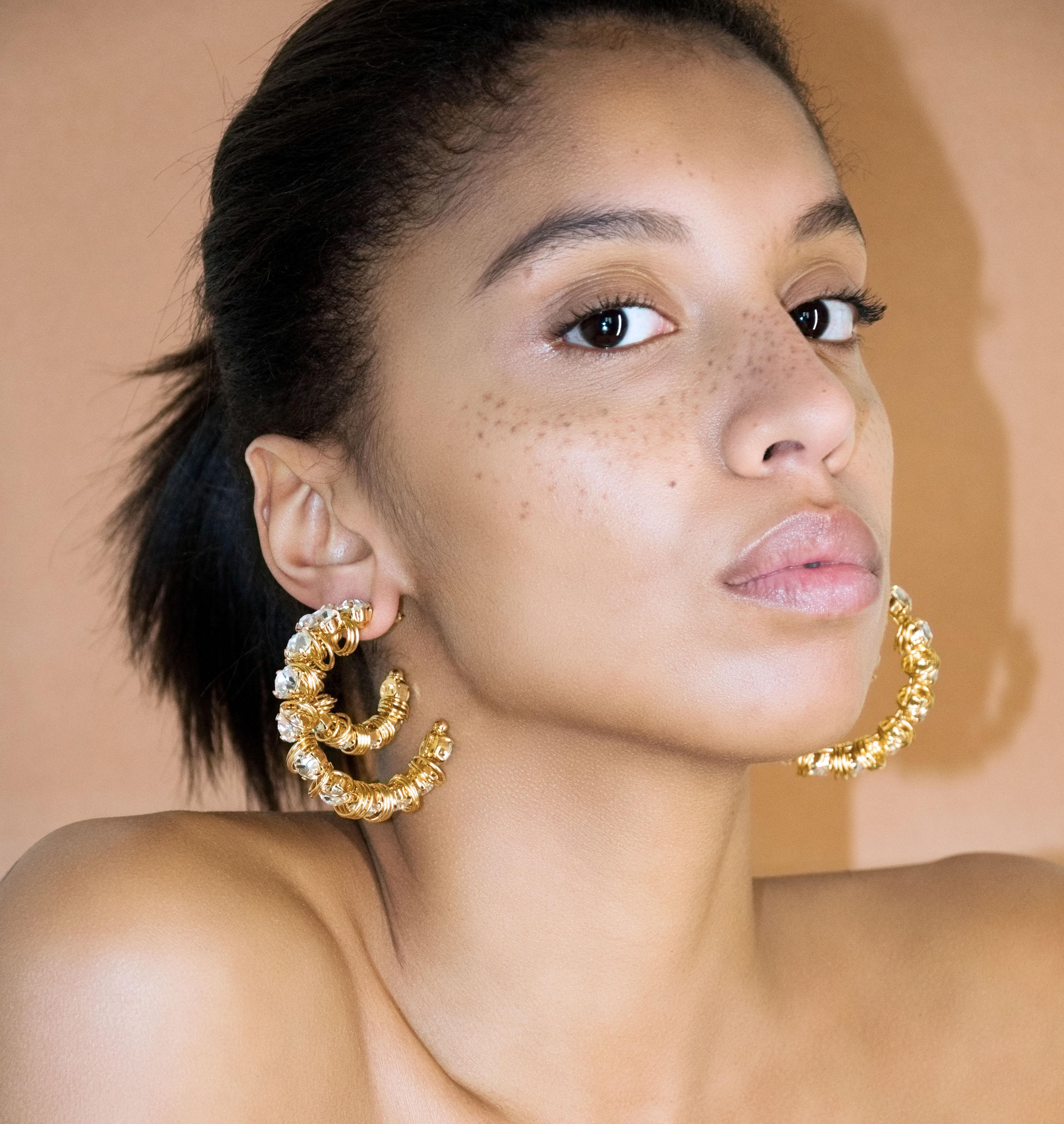 Earrings FUNKY Crystal - shop.mouttoncollet.com, moutton collet, bijoux createurs, bijoux fait main, bijoux fantaisie, bijoux en cristal strass, bijoux cristal swarovski, bijoux luxe, bijoux de stars, bijoux vip, bijoux originaux, bijou original, idee cadeau femme, cadeau de noel, cadeau chic et elegant, bijou moderne, bijou contemporain, fashion week boucles d'oreille créole en cristal strass diamant blanc, madonna, kate moss, aya nakamura, daphne burki, vogue france magazine