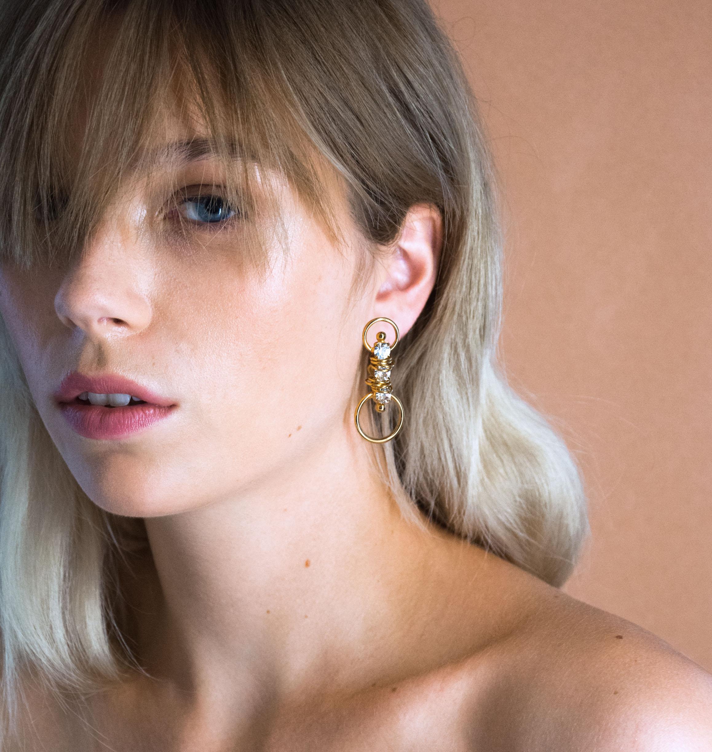 Earrings MIXY Crystal - shop.mouttoncollet.com, Moutton colleT, Nos boucles d'oreilles MIXY sont réalisées en bronze dorées à l'or fin, serties de cristaux scintillants coloris diamant avec de grands et petits anneaux, cristal swarovski, bijoux fantaisie, bijou pas cher, boucles d'oreille strass, bijou de mariage, robe de mariée, bridal jewelry, boucles d'oreille de mariage, demoiselle d'honneur,