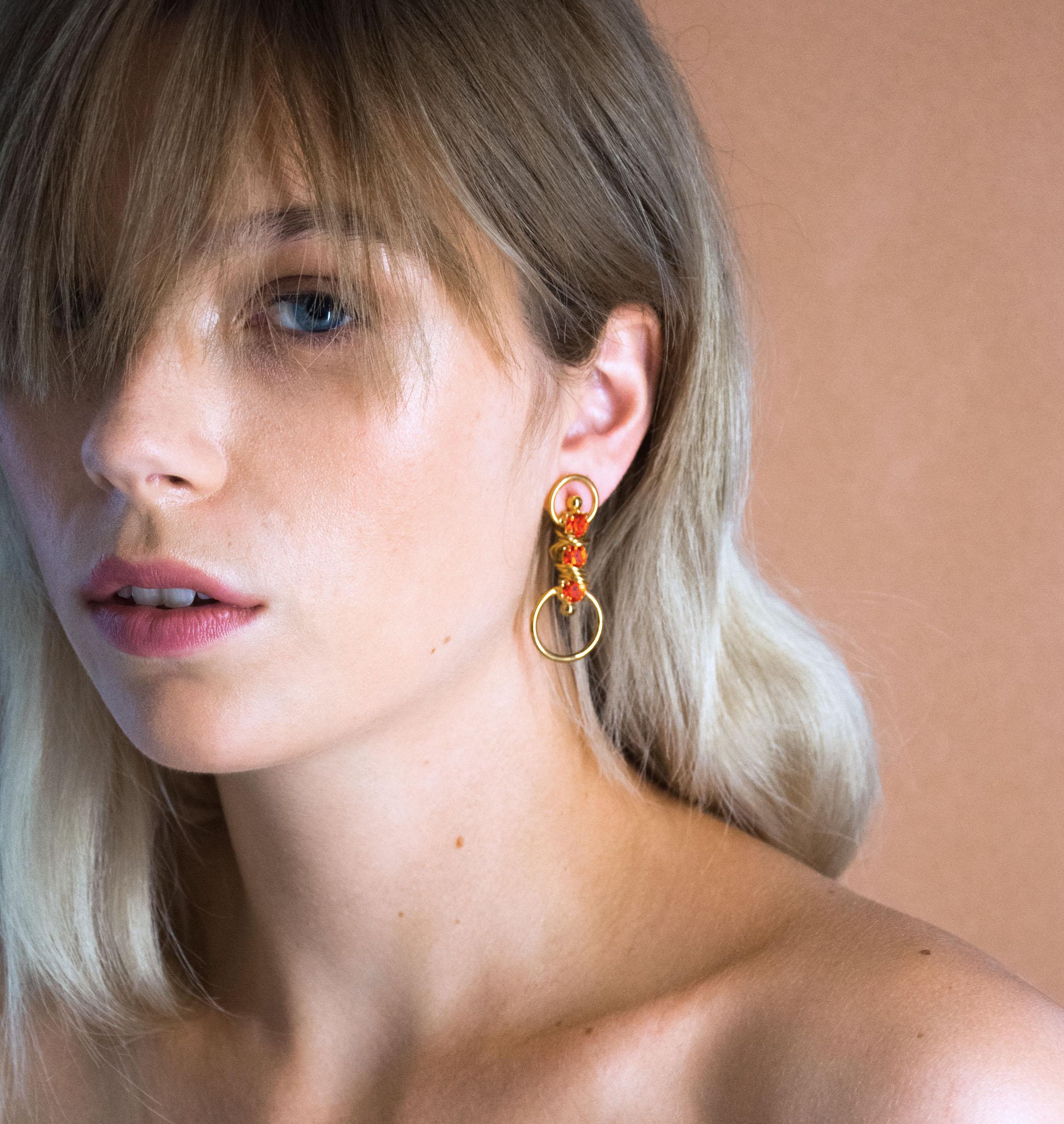 Earrings MIXY Hyacinth - shop.mouttoncollet.com, Moutton colleT, Nos boucles d'oreilles MIXY sont réalisées en bronze dorées à l'or fin, serties de cristaux scintillants coloris hyacinth avec de grands et petits anneaux. Elles seront assez discrètes pour être associées à vos tenues du quotidien. Swarovski, cristal rouge bijoux, bijou rouge, boucles d'oreille rouge et or doré, bijoux fait main, made in france, made in belgium, bijou de starn bijou celebrité,