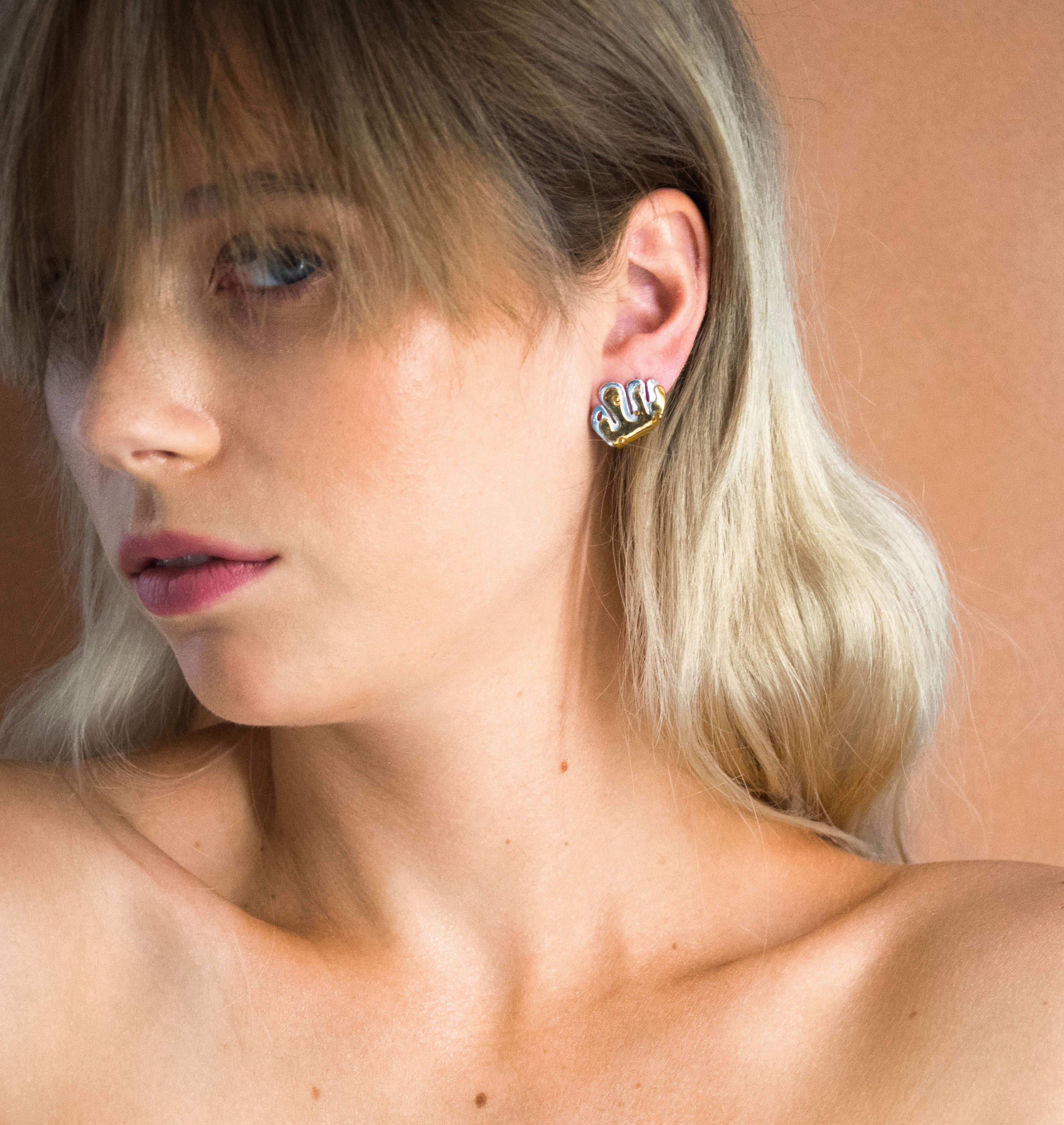 Earrings EXOTIC Gold - shop.mouttoncollet.com, Moutton colleT, Nos boucles d'oreilles EXOTIC sont réalisées en bronze dorées à l'or fin. Elles habilleront vos lobes d'oreilles avec une touche fun avec ses lignes fluides et sculpturales, pour un look modern et peps, bijoux de createurs, bijou or doré, bijoux fantaisie,