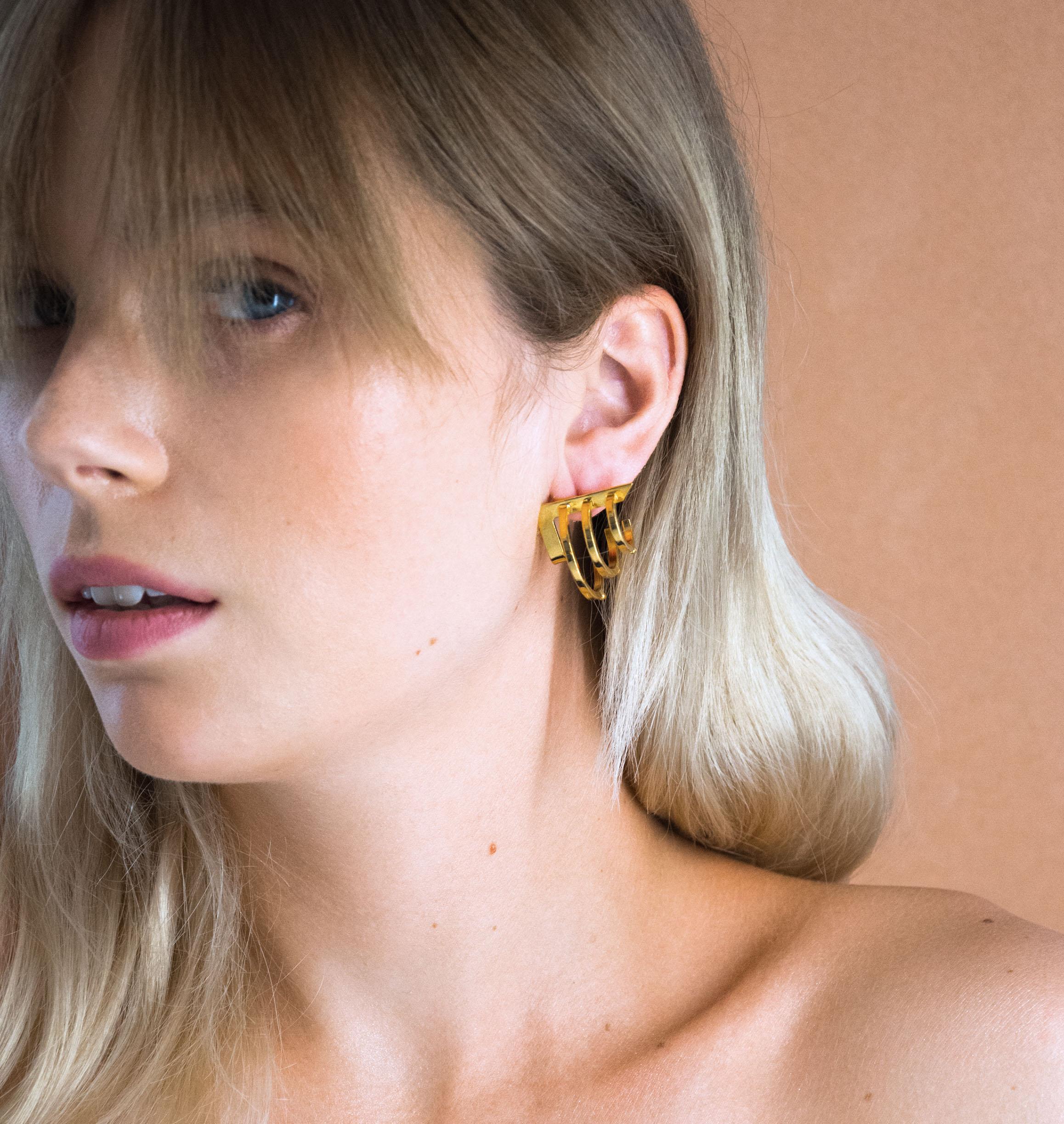 Earrings BIONIC Gold - shop.mouttoncollet.com, Moutton colleT Nos boucles d'oreilles BIONIC sont réalisées en bronze dorées à l'or fin. Elegantes et minimales, elles perfectionneront votre style avec une touche de modernité. Bijoux de Créateurs , halsey, halsey style, cosmopolitain magazine usa, bijoux modernes de qualite, bijoux fantaisie, fabriqué en France Belgique Italie, bijoux contemporain, gold,