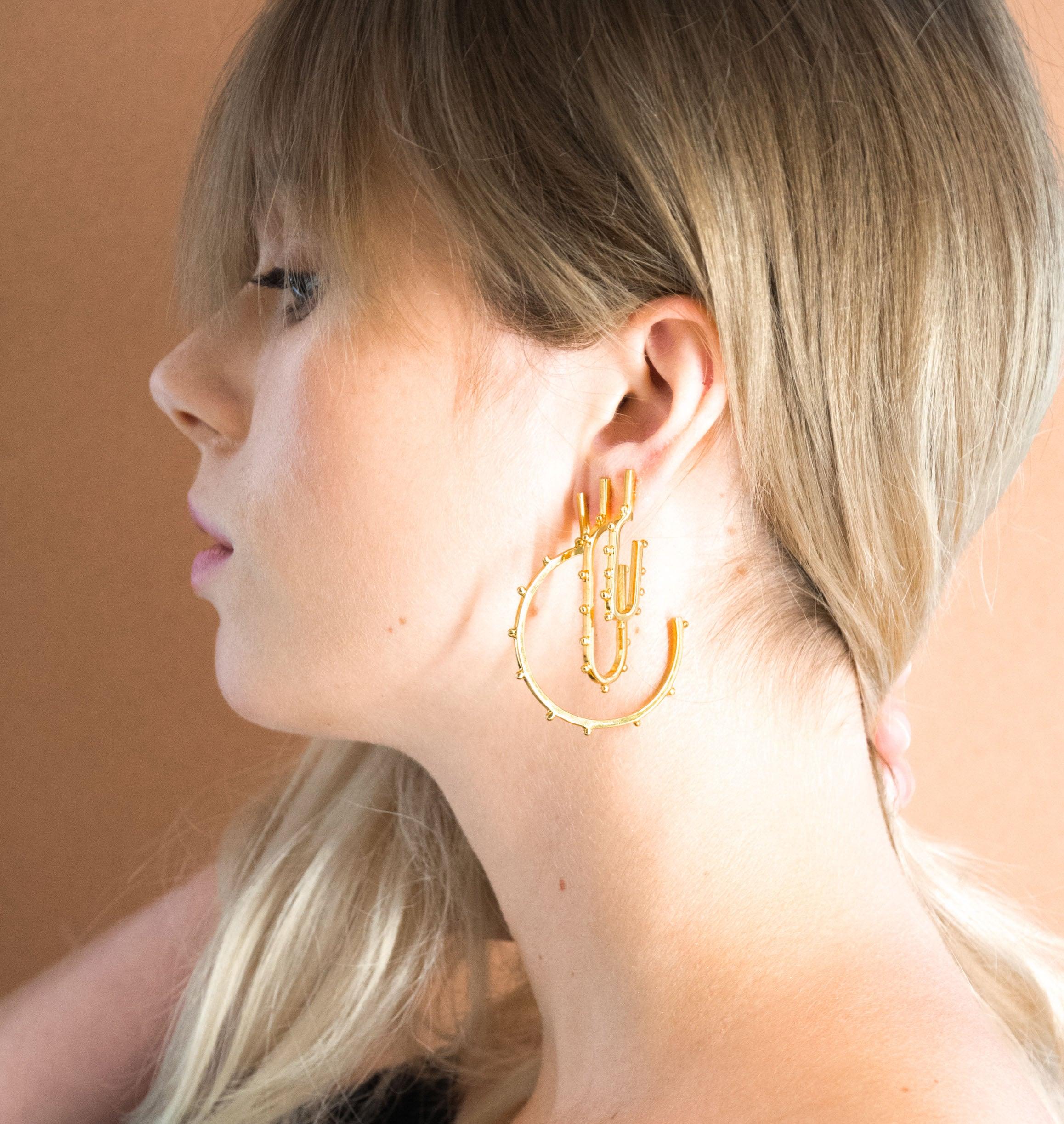 Earrings MINILOUSTIC Gold - shop.mouttoncollet.com, moutton collet, Nos boucles d'oreilles MINILOUSTIC sont réalisées en bronze dorées à l'or fin. Elégantes et minimales, elles perfectionneront votre style avec une touche de modernité et seront assez discrètes pour être associées à vos tenues du quotidien, bijoux de createurs paris, bijoux minimals contemporain doré or, fashion week, mode, simplicité, hippe chic style, rock look