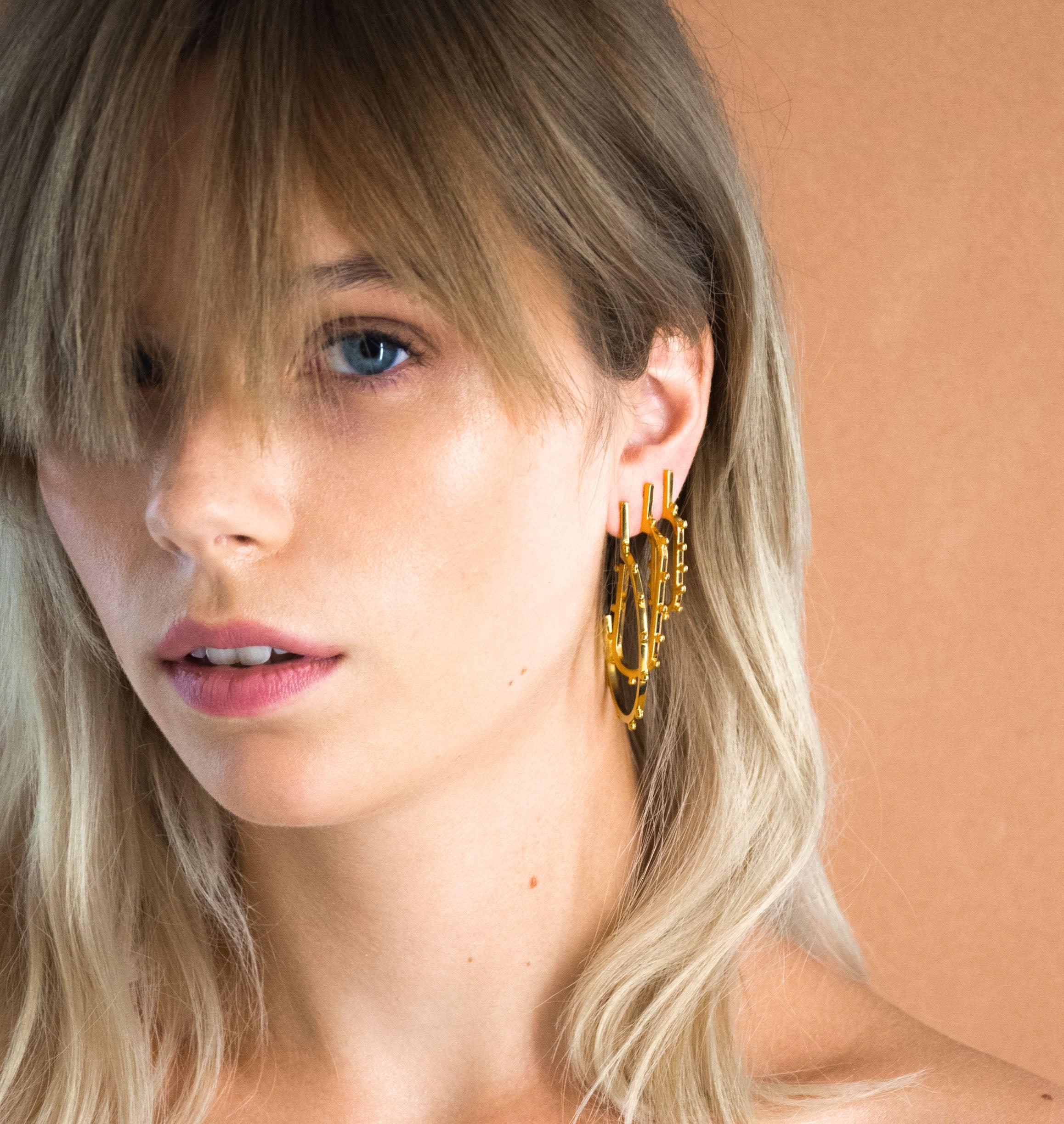 Earrings LOUSTIC Gold and Silver - shop.mouttoncollet.com, moutton collet, Nos boucles d'oreilles LOUSTIC sont réalisées en bronze dorées à l'or fin et argent. Elegantes et minimales, elles perfectionneront votre style avec une touche de modernité et seront assez discrètes pour être associées à vos tenues du quotidien, bijou de createurs paris, bijoux minimals contemporain doré or, fashion week, mode, simplicité, hippie chic style, rock look,