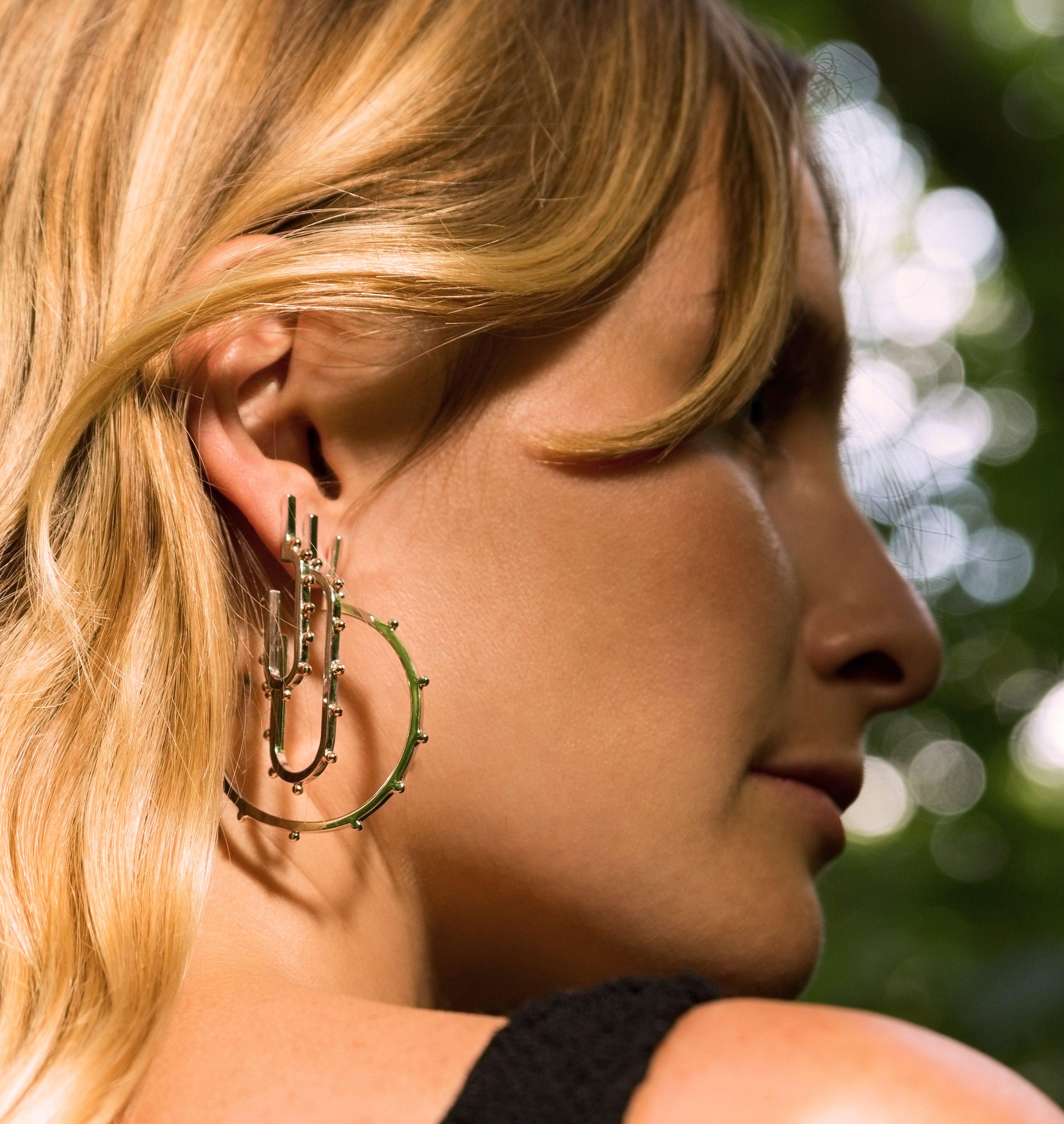 Earrings LOUSTIC Gold and Silver - shop.mouttoncollet.com, moutton collet, Nos boucles d'oreilles LOUSTIC sont réalisées en bronze dorées à l'or fin et argent. Elegantes et minimales, elles perfectionneront votre style avec une touche de modernité et seront assez discrètes pour être associées à vos tenues du quotidien, bijou de createurs paris, bijoux minimals contemporain doré or, fashion week, mode, simplicité, hippie chic style, rock look,