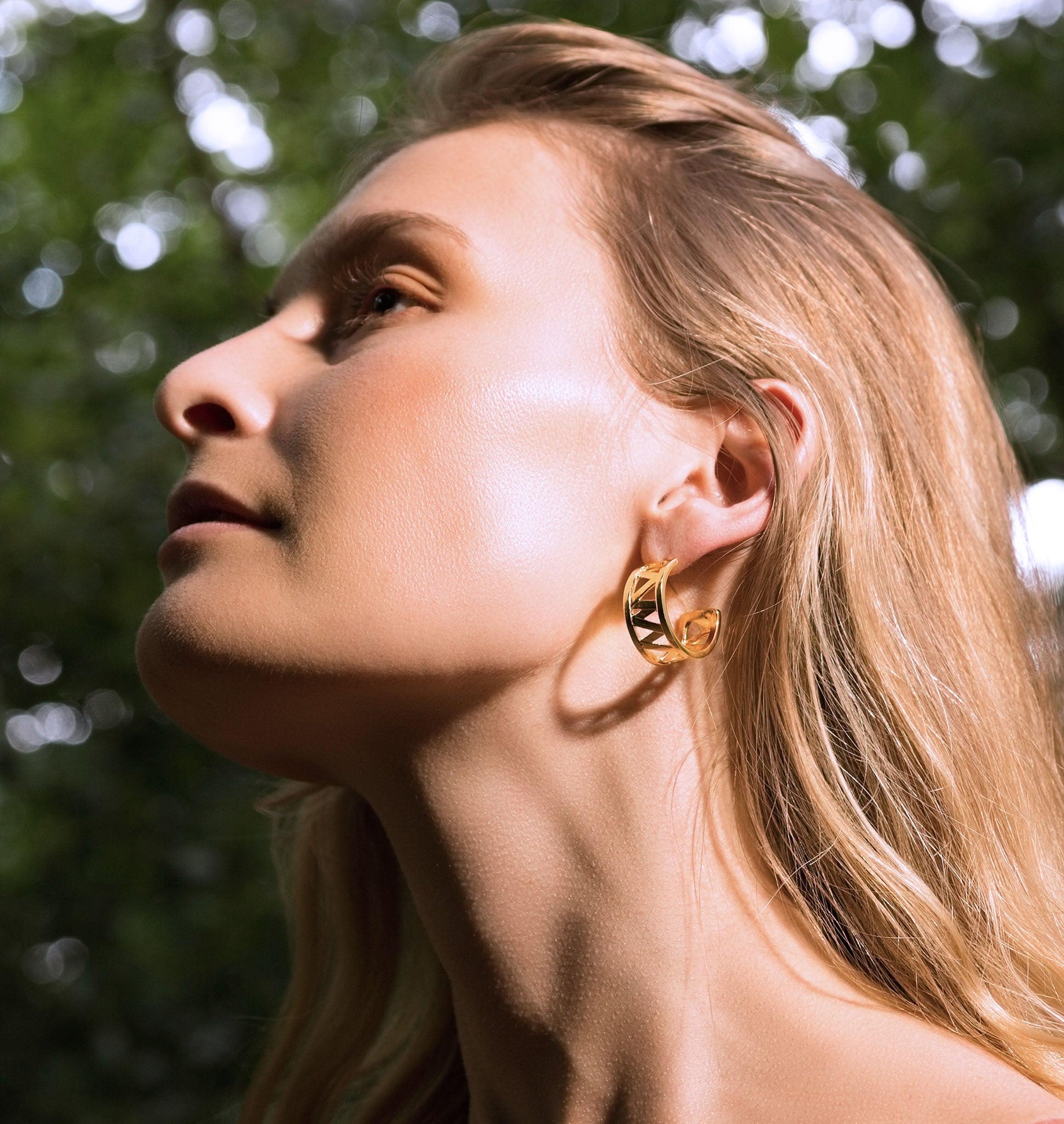 Nos boucles d'oreilles CHARMY sont réalisées en bronze dorées à l'or fin. Elegantes et minimales, elles perfectionneront votre style avec une touche de modernité et seront assez discrètes pour être associées à vos tenues du quotidien , bijoux doré or, bijoux créateurs fabriqué made in Belgium , boucle d'oreille originale, boucle d'oreille or doré,