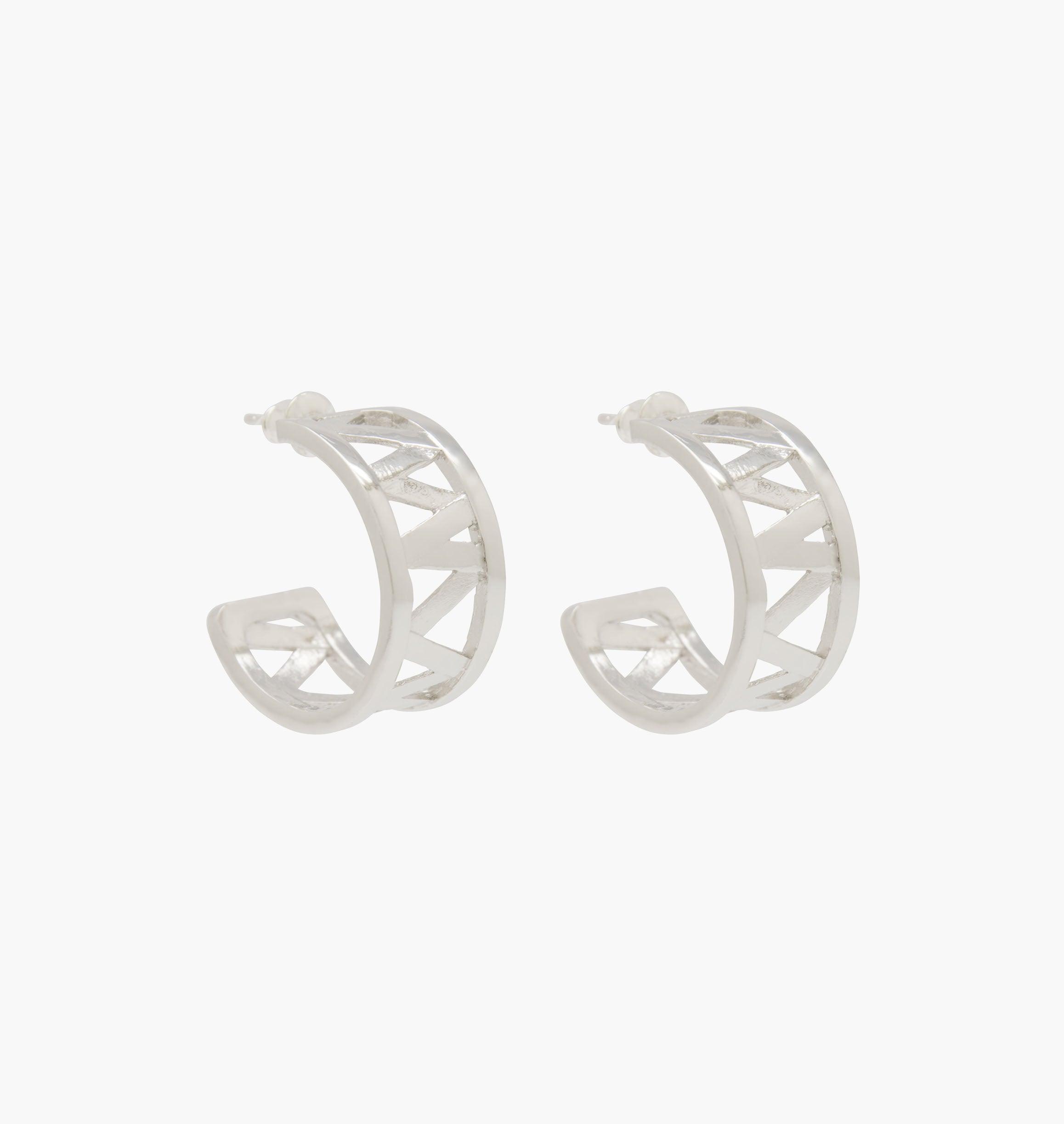 Nos boucles d'oreilles CHARMY sont réalisées en bronze argenté. Elegantes et minimales, elles perfectionneront votre style avec une touche de modernité et seront assez discrètes pour être associées à vos tenues du quotidien. bijoux argenté argent, bijoux créateurs fabriqué made in Belgium , boucle d'oreille originale, boucle d'oreille argent argenté