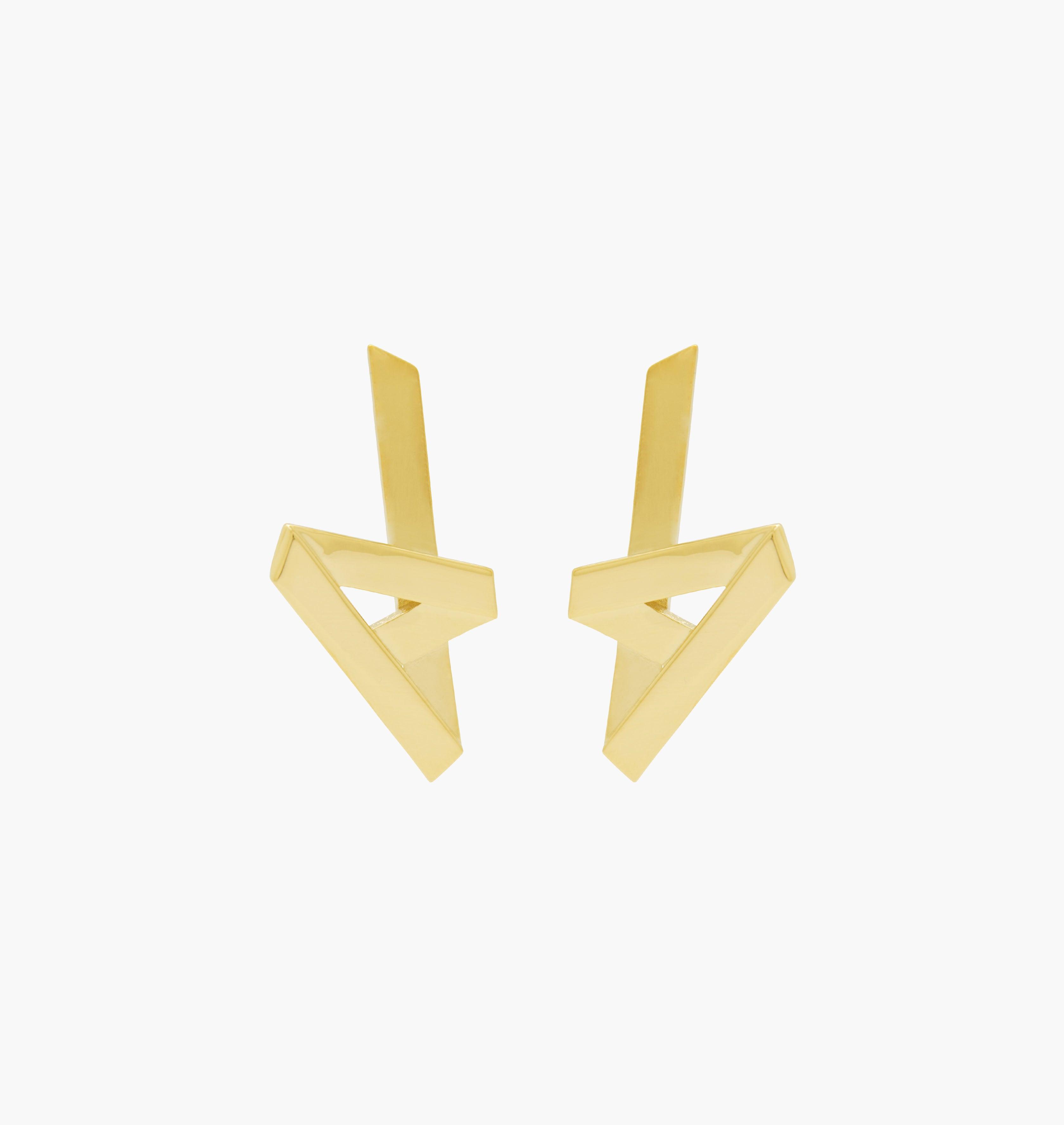 Moutton collet Nos boucles d'oreilles VIBES sont réalisées en bronze dorées à l'or fin. Elegantes et minimales, elles perfectionneront votre style avec une touche de modernité et fun, pour un look sophistiqué.  bijoux doré or, bijoux créateurs fabriqué made in Belgium , boucle d'oreille originale, boucle d'oreille or doré, zig zag, éclair , boucle d'oreille  année80