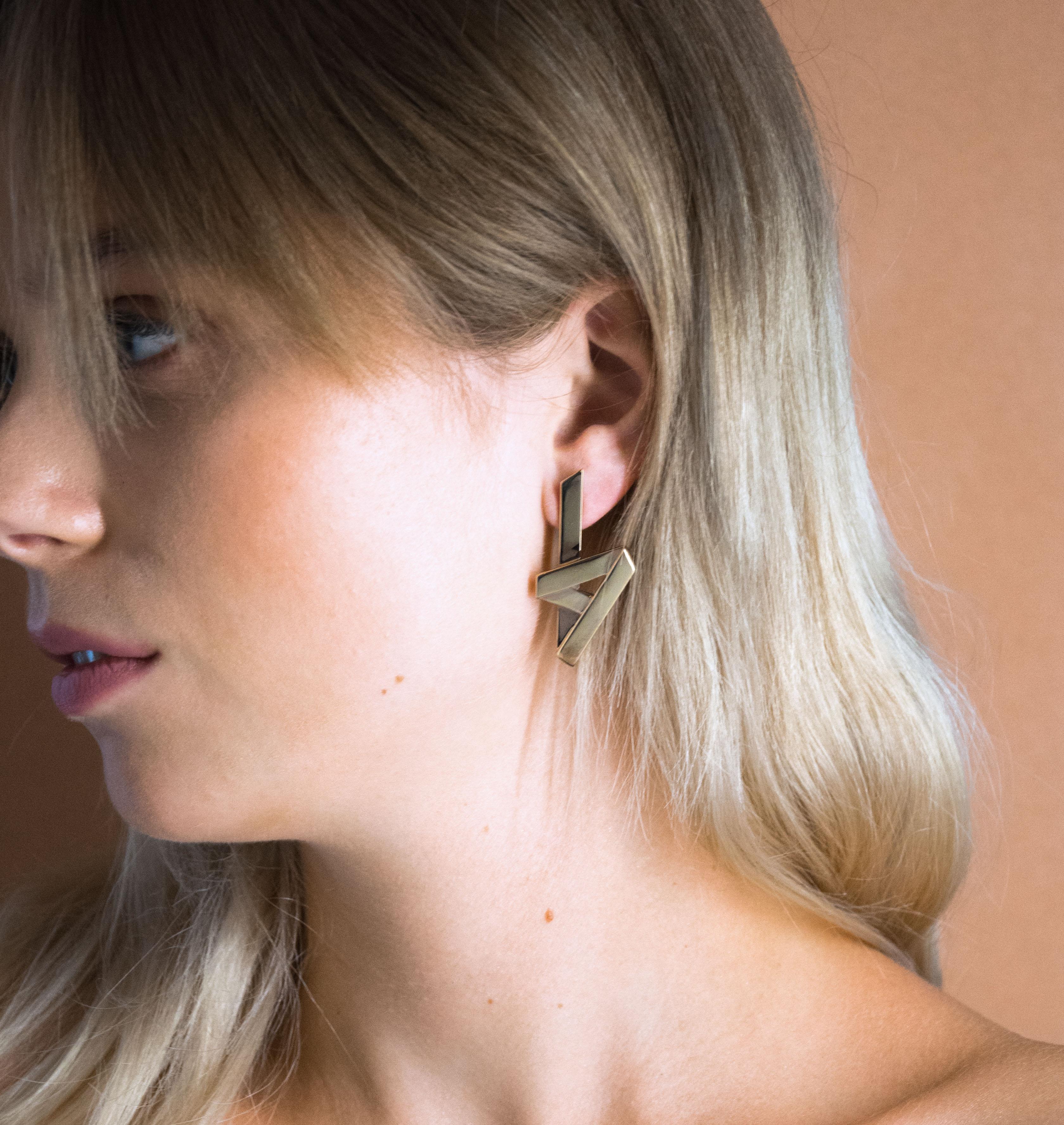 Moutton colleT Nos boucles d'oreilles VIBES sont réalisées en bronze dorées à l'or rose fin. Elegantes et minimales, elles perfectionneront votre style avec une touche de modernité et fun, pour un look sophistiqué. bijoux rose or, bijoux créateurs fabriqué made in Belgium , boucle d'oreille originale, boucle d'oreille Or Rose, zig zag, éclair, boucle d'oreille année80  Modifier le texte alternatif