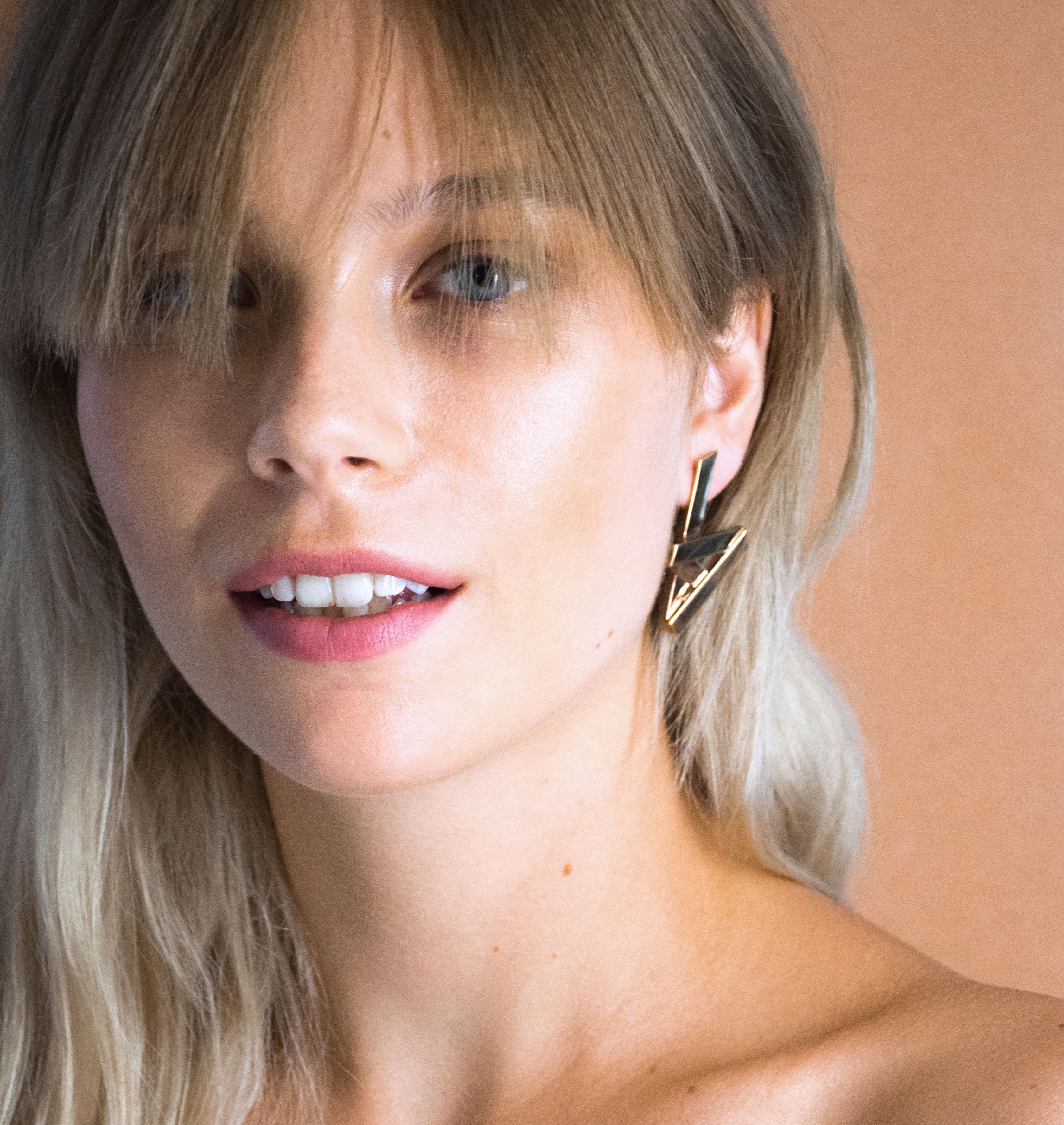 Moutton colleT Nos boucles d'oreilles VIBES sont réalisées en bronze dorées à l'or rose fin. Elegantes et minimales, elles perfectionneront votre style avec une touche de modernité et fun, pour un look sophistiqué. bijoux rose or, bijoux créateurs fabriqué made in Belgium , boucle d'oreille originale, boucle d'oreille Or Rose, zig zag, éclair, boucle d'oreille année80  Modifier le texte alternatif