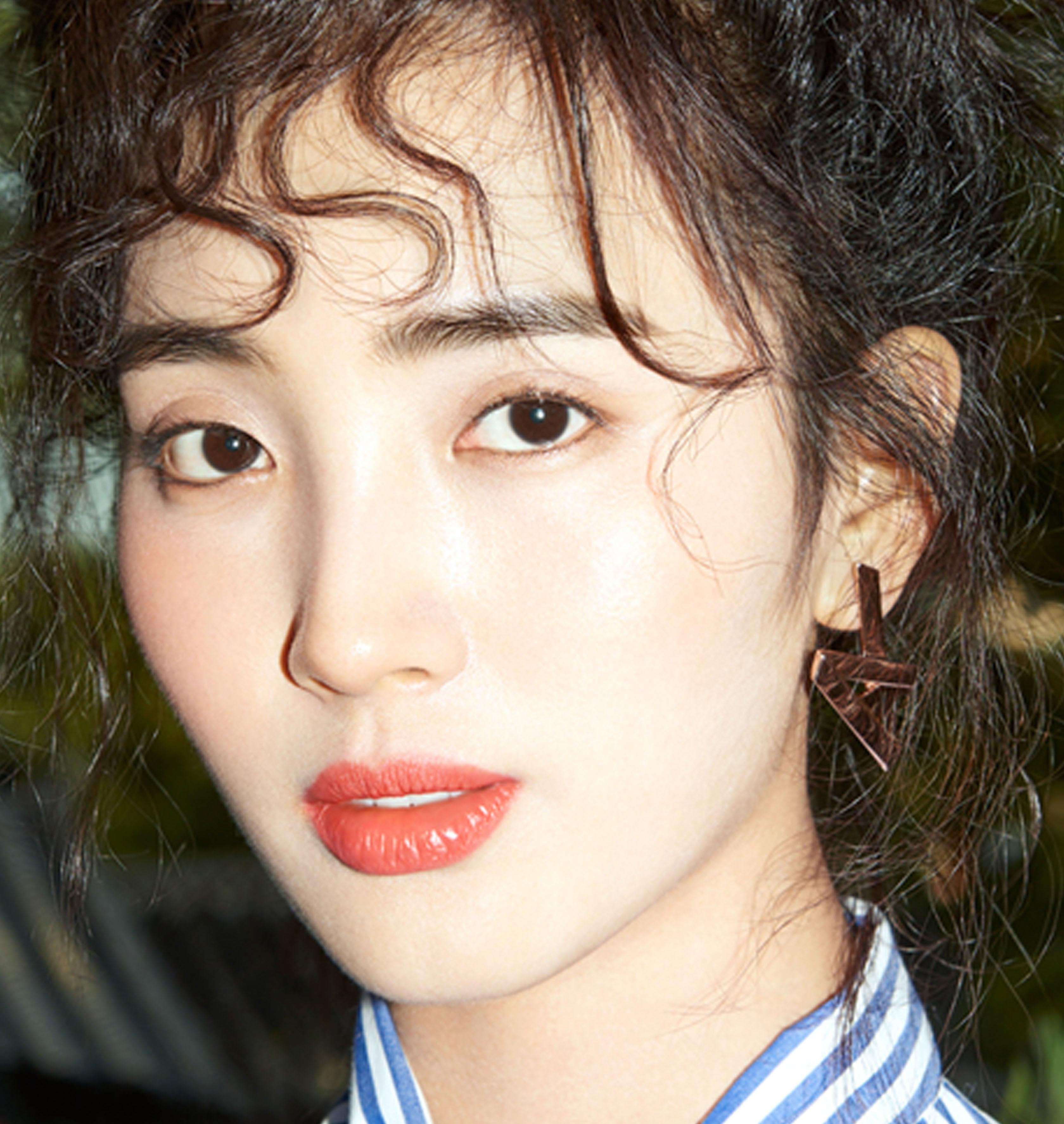 Moutton collet Nos boucles d'oreilles VIBES sont réalisées en bronze dorées à l'or fin. Elegantes et minimales, elles perfectionneront votre style avec une touche de modernité et fun, pour un look sophistiqué. bijoux doré or, bijoux créateurs fabriqué made in Belgium , boucle d'oreille originale, boucle d'oreille or doré, zig zag, éclair , boucle d'oreille année80