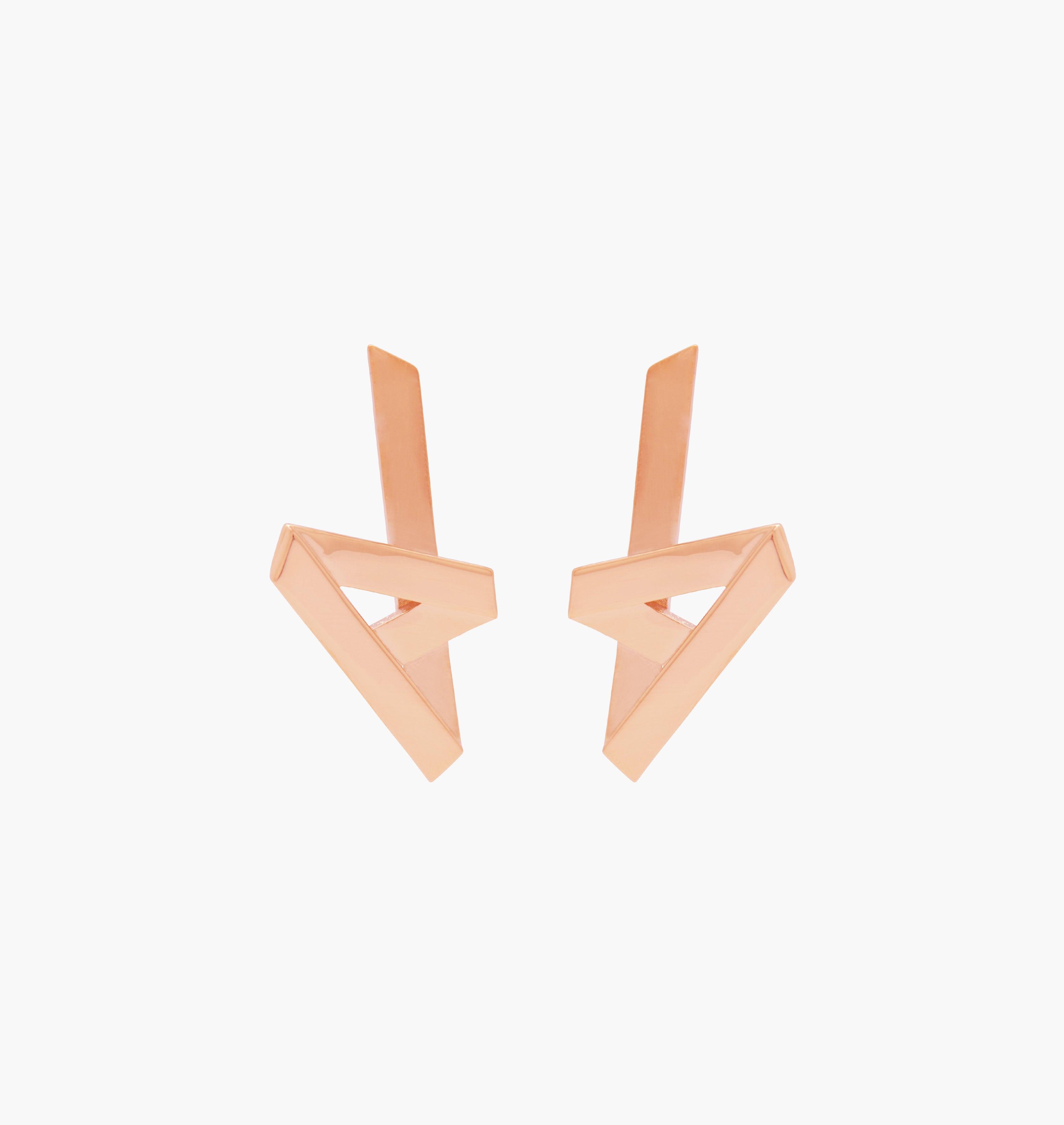 Moutton colleT Nos boucles d'oreilles VIBES sont réalisées en bronze dorées à l'or rose fin. Elegantes et minimales, elles perfectionneront votre style avec une touche de modernité et fun, pour un look sophistiqué.  bijoux rose or, bijoux créateurs fabriqué made in Belgium , boucle d'oreille originale, boucle d'oreille Or Rose, zig zag, éclair, boucle d'oreille année80