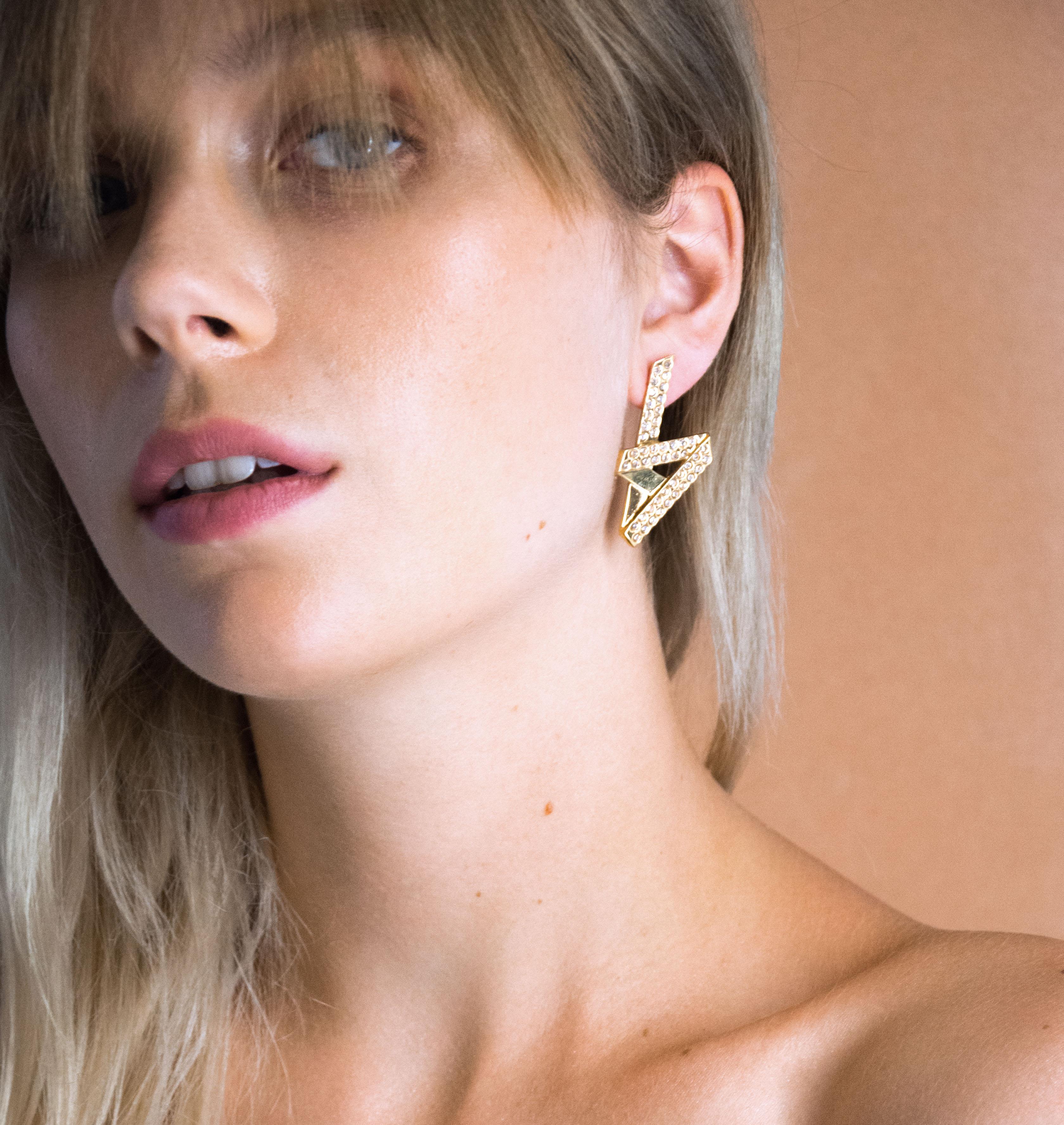 Nos boucles d'oreilles VIBES sont réalisées en bronze argenté. Elegantes et minimales, elles perfectionneront votre style avec une touche de modernité et fun, pour un look sophistiqué, bijoux argenté argent, bijoux créateurs fabriqué made in Belgium , boucle d'oreille originale, année 80, boucle d'oreille argent argenté strass, zig zag, éclair.