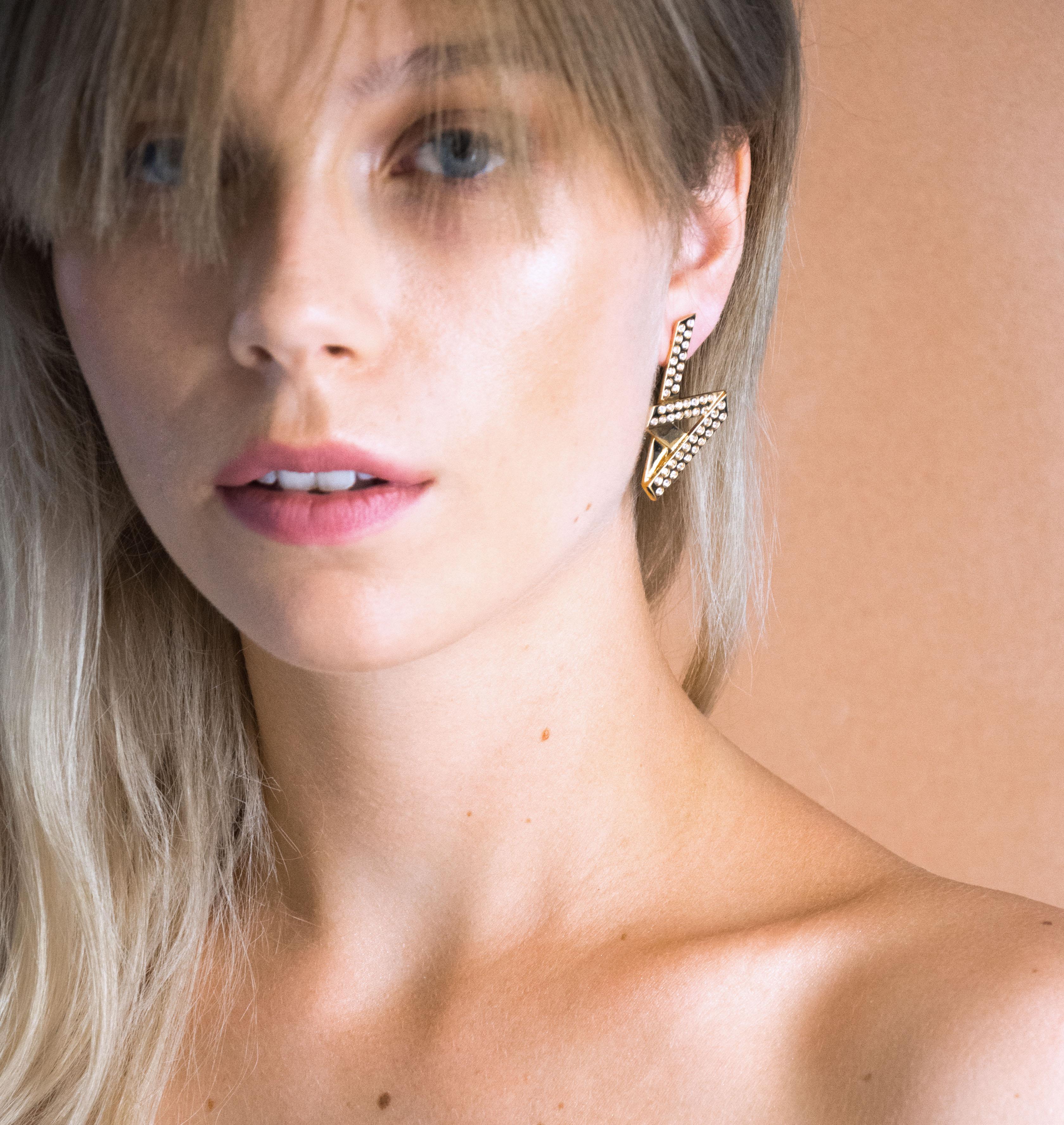 Moutton collet Nos boucles d'oreille CRYSTAL VIBES sont réalisées en bronze doré à l'or fin, serties de cristaux scintillants coloris gold. Elles donneront à votre look une touche fun et chic. bijoux doré or, bijoux créateurs fabriqué made in Belgium , boucle d'oreille originale, boucle d'oreille or doré, zig zag, éclair. Strass , boucle d'oreille strass, année80