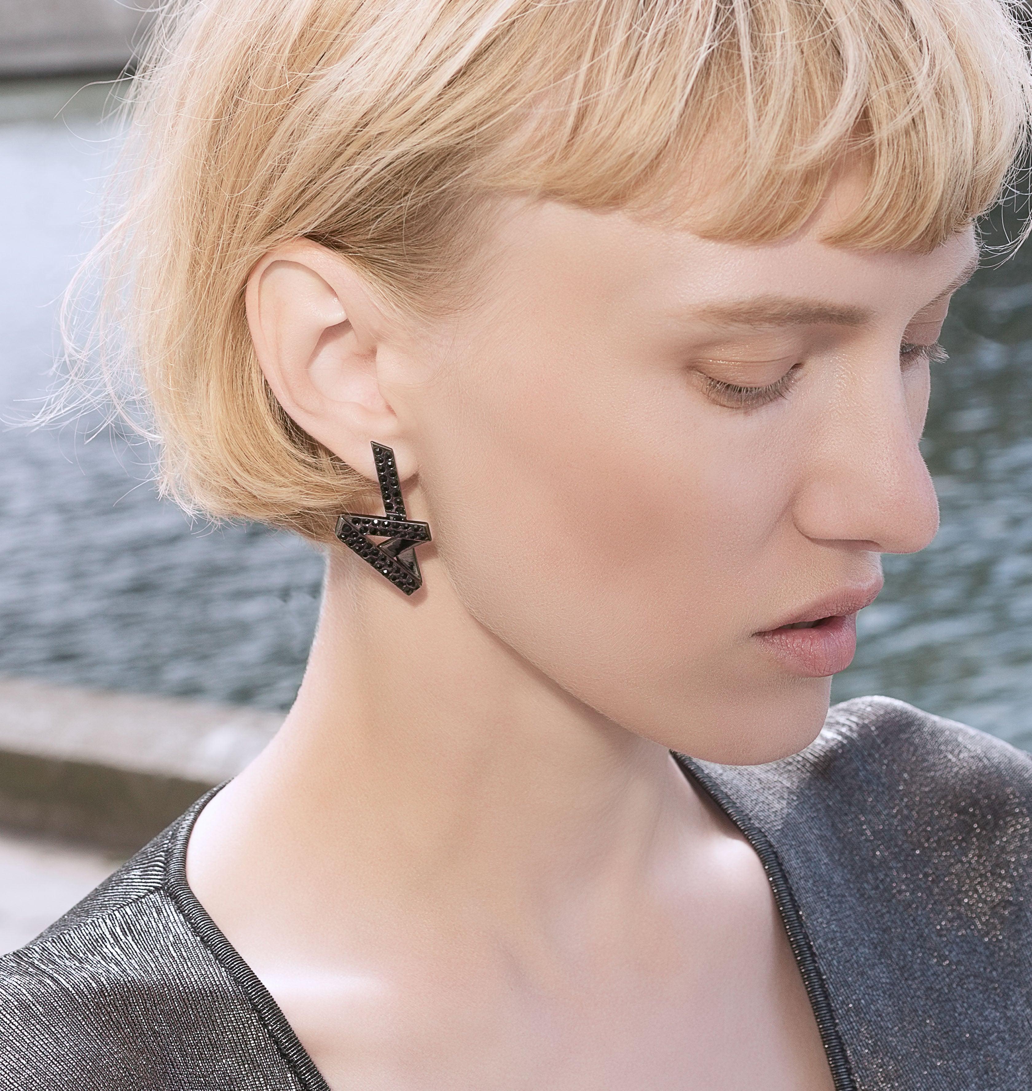 Moutton colleT Nos boucles d'oreille CRYSTAL VIBES sont réalisées en bronze ruthenium, serties de cristaux scintillants coloris jet noir. Elles donneront à votre look une touche fun et chic. bijoux ruthenium argent, bijoux créateurs fabriqué made in Belgium , boucle d'oreille originale, boucle d'oreille argent ruthenium, zig zag, éclair. Strass , boucle d'oreille strass, année80