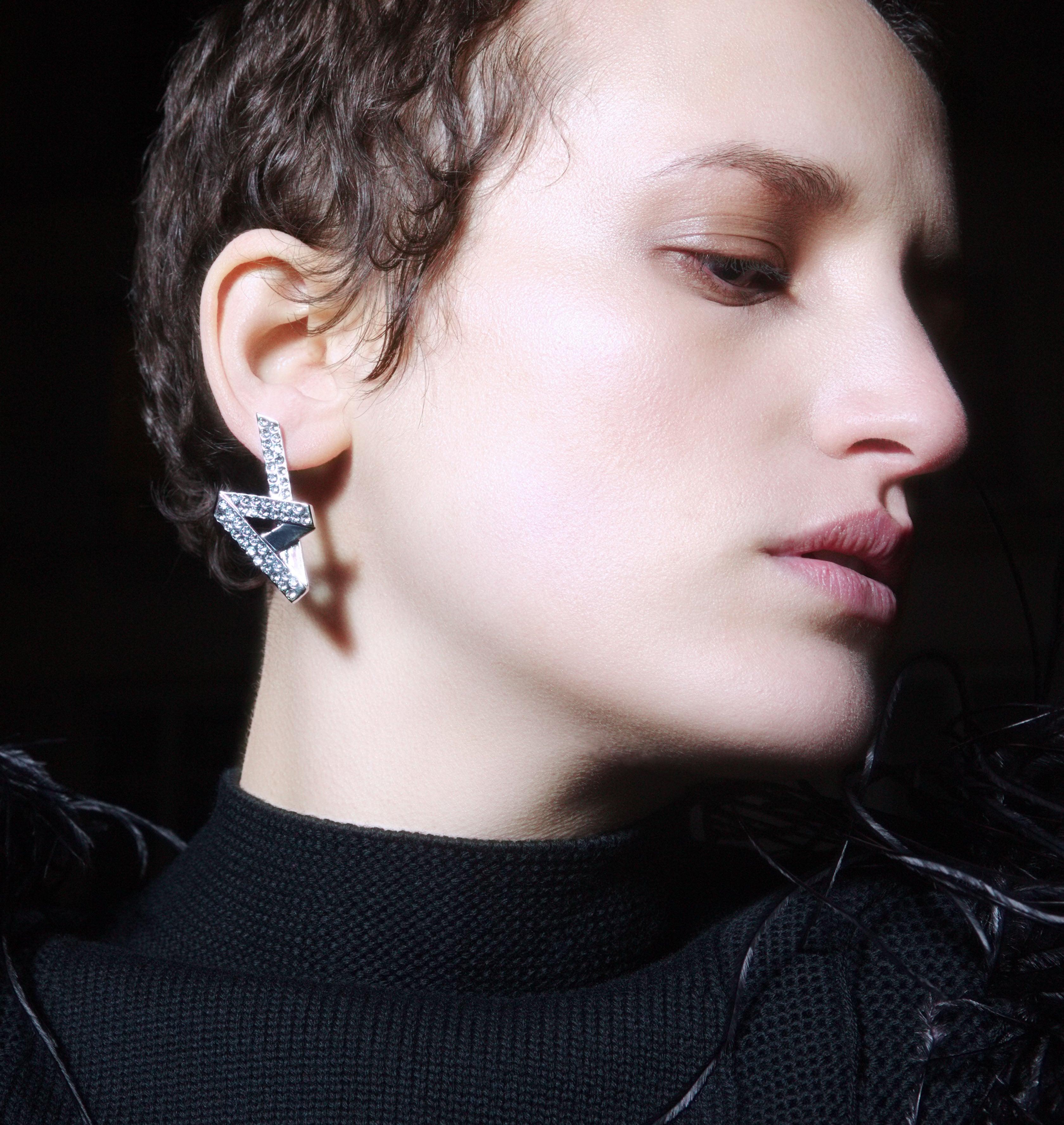 Nos boucles d'oreilles VIBES sont réalisées en bronze argenté. Elegantes et minimales, elles perfectionneront votre style avec une touche de modernité et fun, pour un look sophistiqué, bijoux argenté argent, bijoux créateurs fabriqué made in Belgium , boucle d'oreille originale, année 80, boucle d'oreille argent argenté strass, zig zag, éclair.