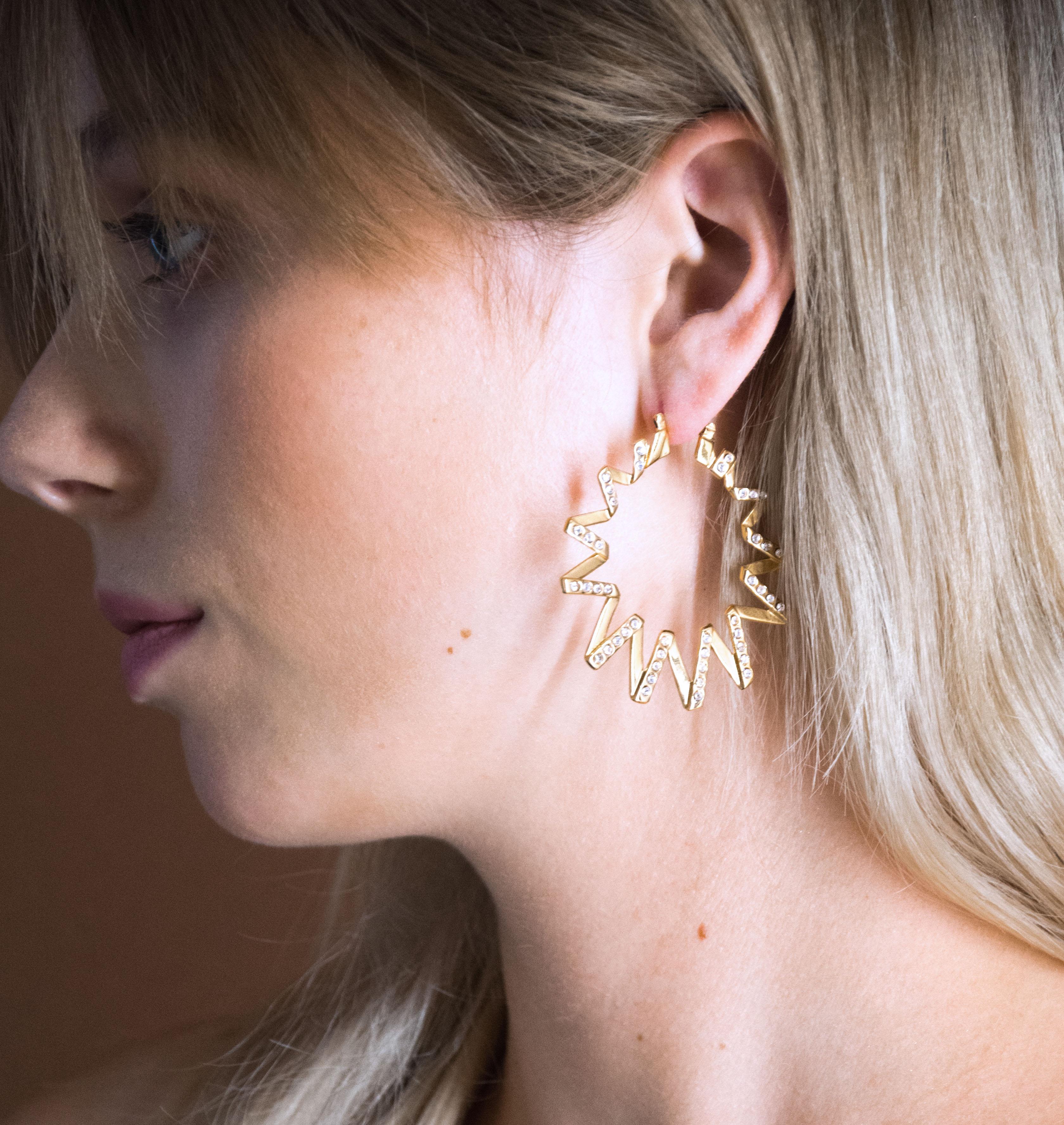 Moutton colleT, Nos boucles d'oreille CRYSTAL FRISSON sont réalisées en bronze doré ruthenium, serties de cristaux scintillants coloris jet noir. Elles donneront à votre look une touche fun et chic.bijoux ruthenium argent, bijoux créateurs fabriqué made in Belgium , boucle d'oreille originale, boucle d'oreille argent ruthenium, boucle d'oreille strass , année 80, creole, creole strass