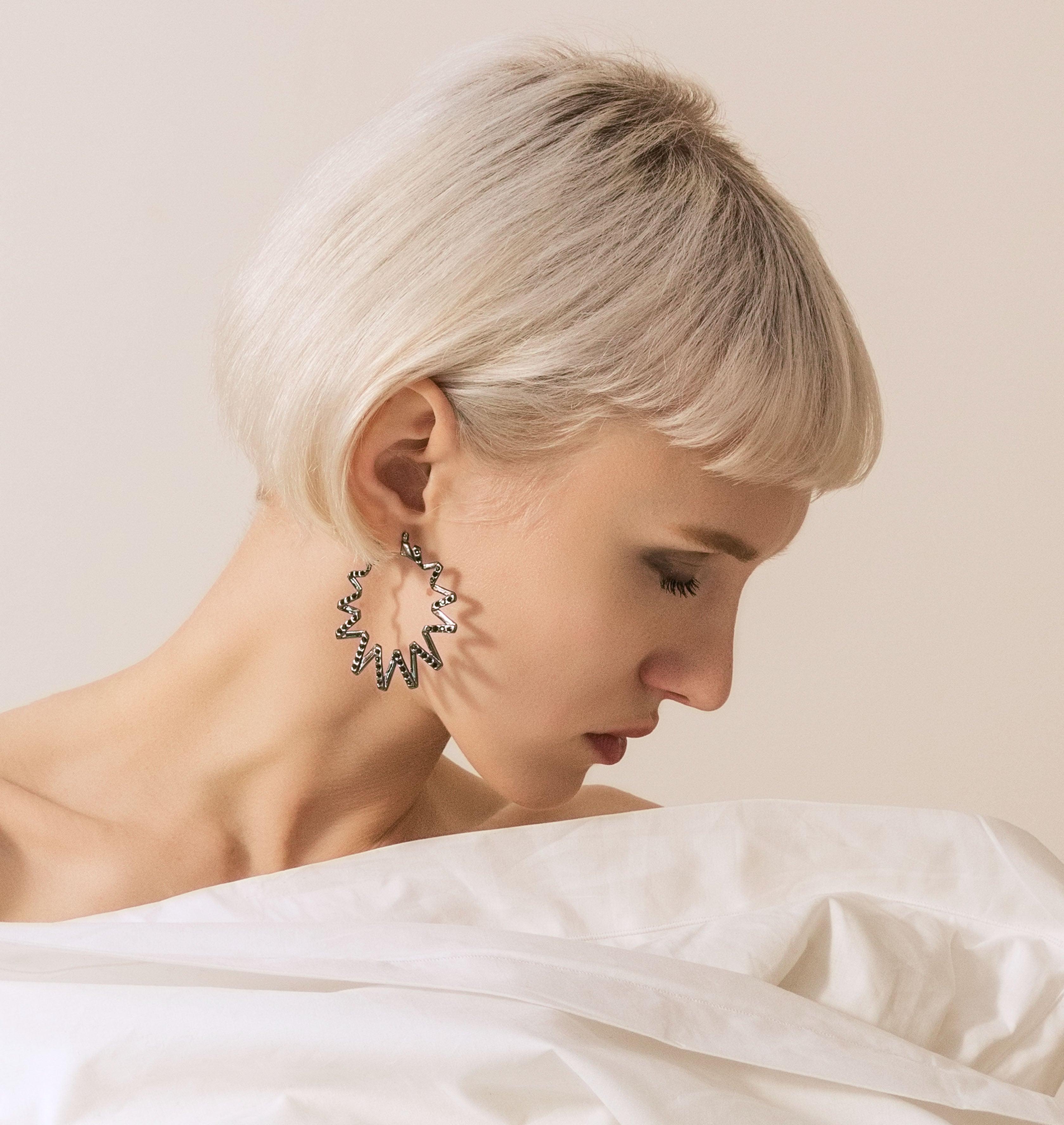 Moutton colleT, Nos boucles d'oreille CRYSTAL FRISSON sont réalisées en bronze doré ruthenium, serties de cristaux scintillants coloris jet noir. Elles donneront à votre look une touche fun et chic.bijoux ruthenium argent, bijoux créateurs fabriqué made in Belgium , boucle d'oreille originale, boucle d'oreille argent ruthenium, boucle d'oreille strass , année 80, creole, creole strass