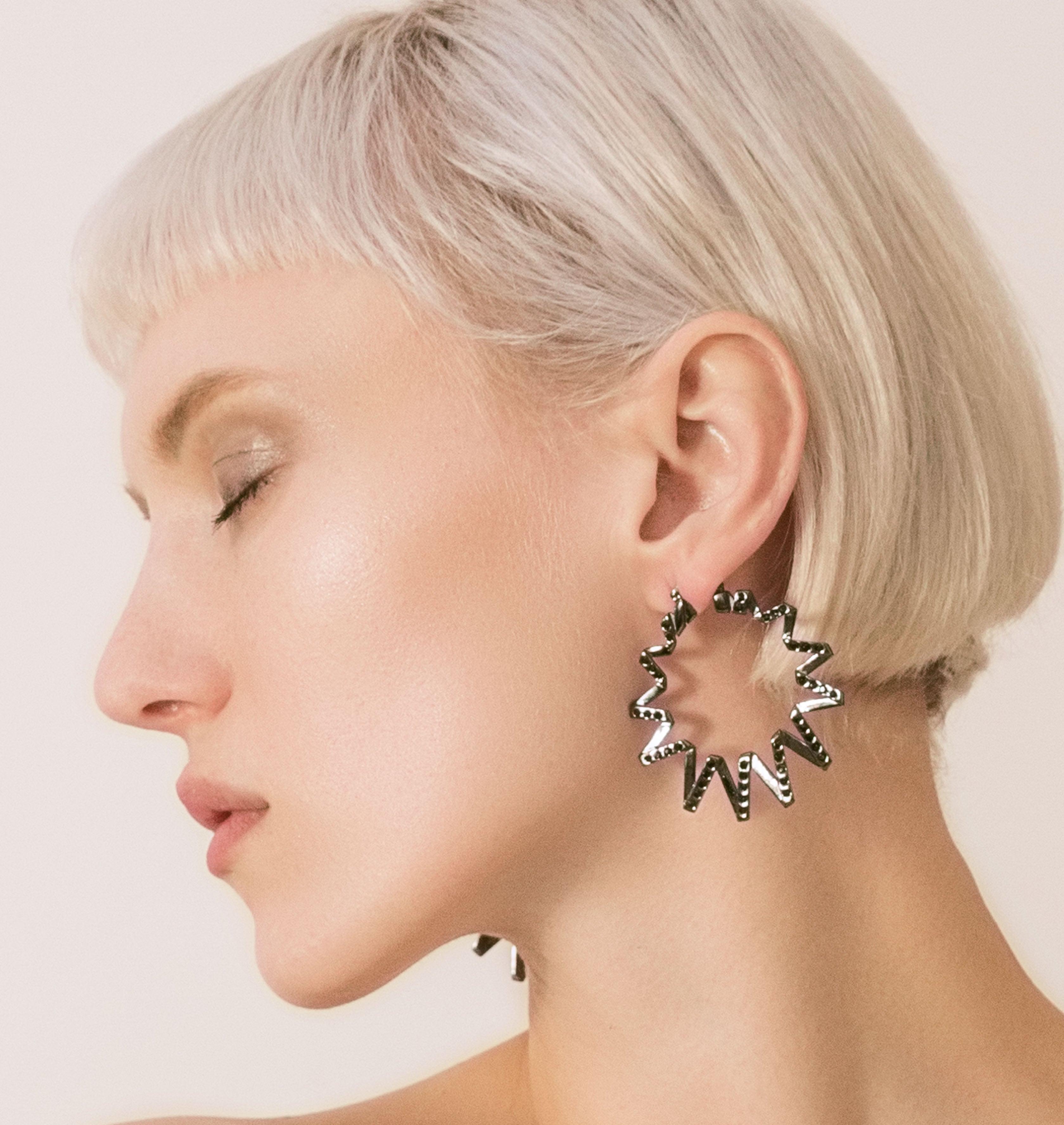 Moutton colleT, Nos boucles d'oreille CRYSTAL FRISSON sont réalisées en bronze doré ruthenium, serties de cristaux scintillants coloris jet noir. Elles donneront à votre look une touche fun et chic.bijoux ruthenium argent, bijoux créateurs fabriqué made in Belgium , boucle d'oreille originale, boucle d'oreille argent ruthenium, boucle d'oreille strass , année 80, creole, creole strass