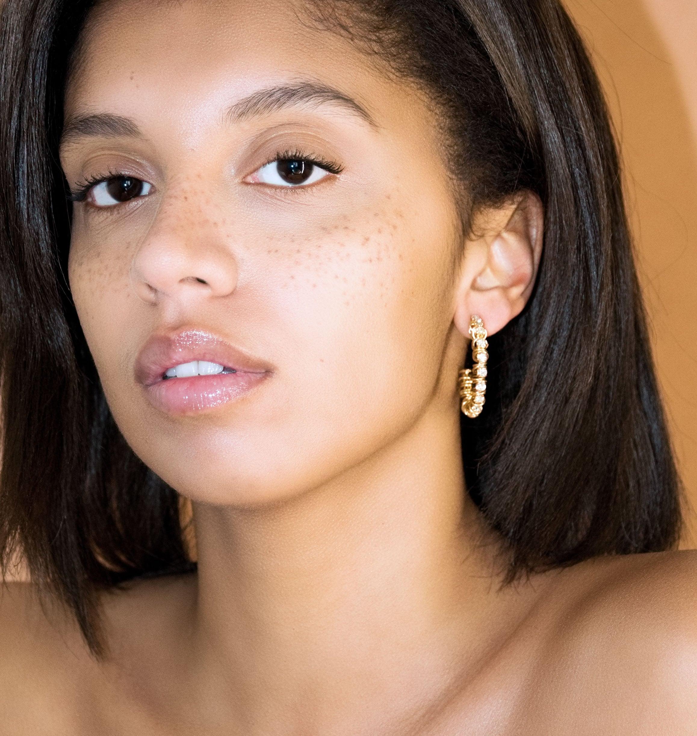 Earrings SMOOPS Crystal - shop.mouttoncollet.com, Moutton colleT, Nos boucles d'oreilles SMOOPS sont réalisées en bronze dorées à l'or fin, serties de cristaux scintillants coloris diamant et de petits anneaux. Elles seront parfaites pour look moderne et étincelant. bijoux fait main, bijoux strass, diamant blanc,