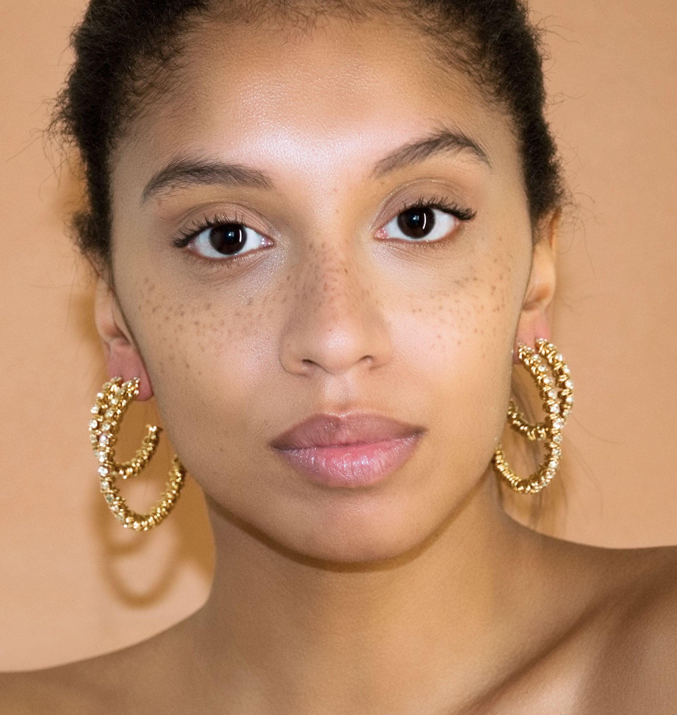 Earrings MOOPS Crystal - shop.mouttoncollet.com, Moutton colleT, Nos boucles d'oreilles MOOPS sont réalisées en bronze dorées à l'or fin, serties de cristaux scintillants coloris diamant et de petits anneaux. Elles seront parfaites pour look moderne et étincelant, boucles d'oreille créoles, bijou xl fantaisie, strass crystal,