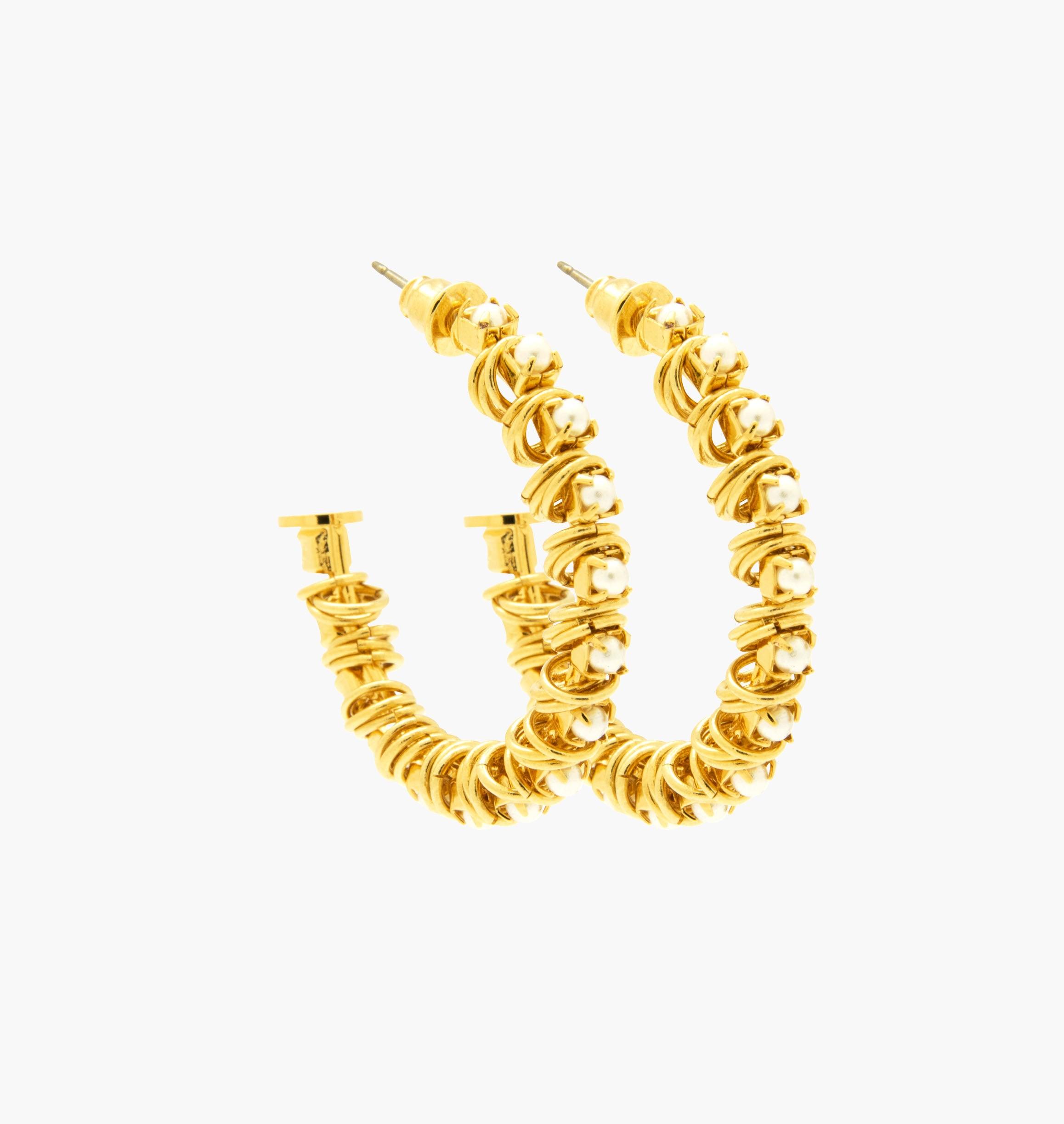 Earrings SMOOPS Nacre - shop.mouttoncollet.com, Moutton colleT, Nos boucles d'oreilles SMOOPS sont réalisées en bronze dorées à l'or fin, serties de perles nacre et de petits anneaux. Elles seront parfaites pour look moderne et étincelant, bijoux nacre, perles, or, doré, boucles d'oreille créoles, fashion, mode, bijoux tendances,