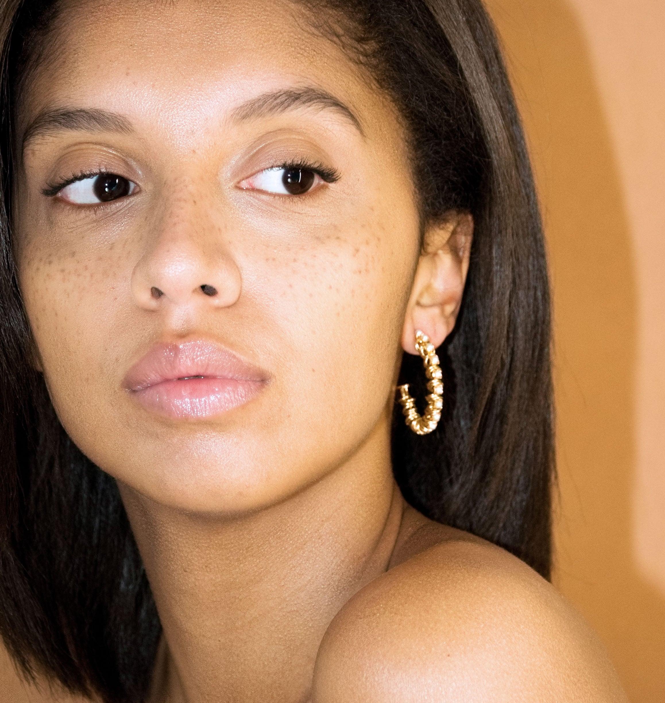 Earrings SMOOPS Nacre - shop.mouttoncollet.com, Moutton colleT, Nos boucles d'oreilles SMOOPS sont réalisées en bronze dorées à l'or fin, serties de perles nacre et de petits anneaux. Elles seront parfaites pour look moderne et étincelant, bijoux nacre, perles, or, doré, boucles d'oreille créoles, fashion, mode, bijoux tendances,