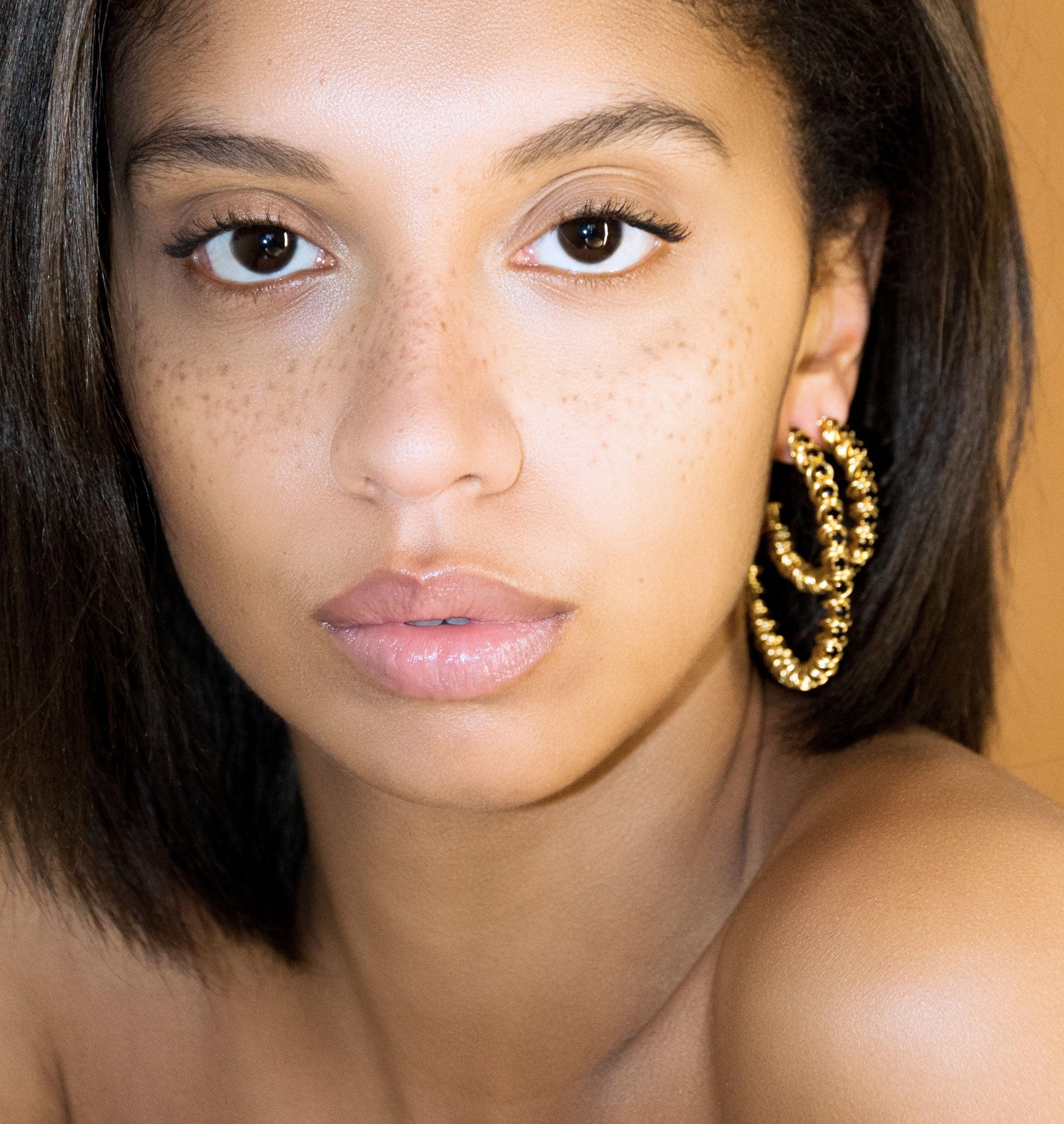 Earrings MOOPS Black - shop.mouttoncollet.com, Moutton colleT, Nos boucles d'oreilles MOOPS sont réalisées en bronze dorées à l'or fin, serties de cristaux scintillants coloris noir et de petits anneaux. Elles seront parfaites pour look moderne et étincelant. boucles d'oreille creoles, or, doré, moutton collet, idee cadeau, bijou femme, vogue magazine