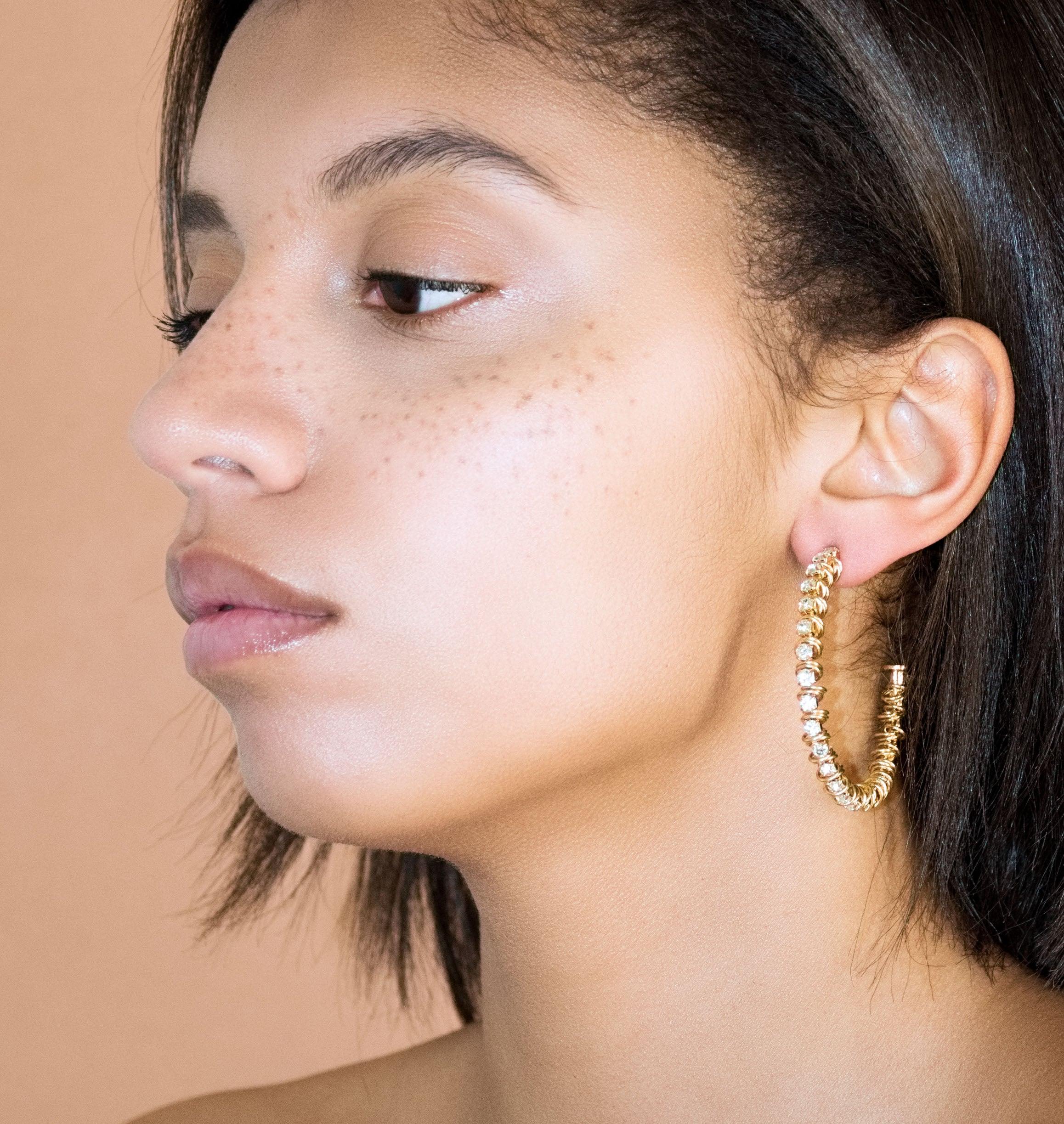 Earrings MOOPS Crystal - shop.mouttoncollet.com, Moutton colleT, Nos boucles d'oreilles MOOPS sont réalisées en bronze dorées à l'or fin, serties de cristaux scintillants coloris diamant et de petits anneaux. Elles seront parfaites pour look moderne et étincelant, boucles d'oreille créoles, bijou xl fantaisie, strass crystal,