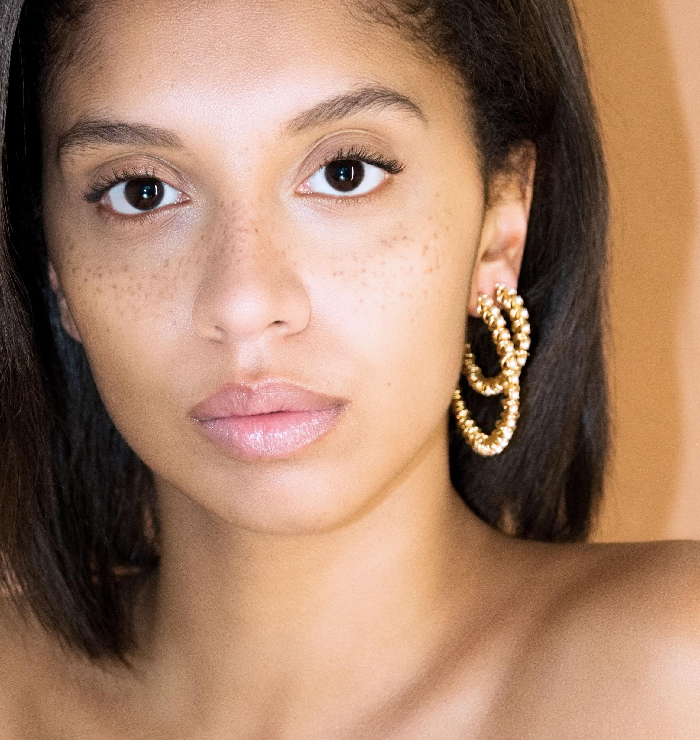 Earrings SMOOPS Nacre - shop.mouttoncollet.com, Moutton colleT, Nos boucles d'oreilles SMOOPS sont réalisées en bronze dorées à l'or fin, serties de perles nacre et de petits anneaux. Elles seront parfaites pour look moderne et étincelant, bijoux nacre, perles, or, doré, boucles d'oreille créoles, fashion, mode, bijoux tendances,