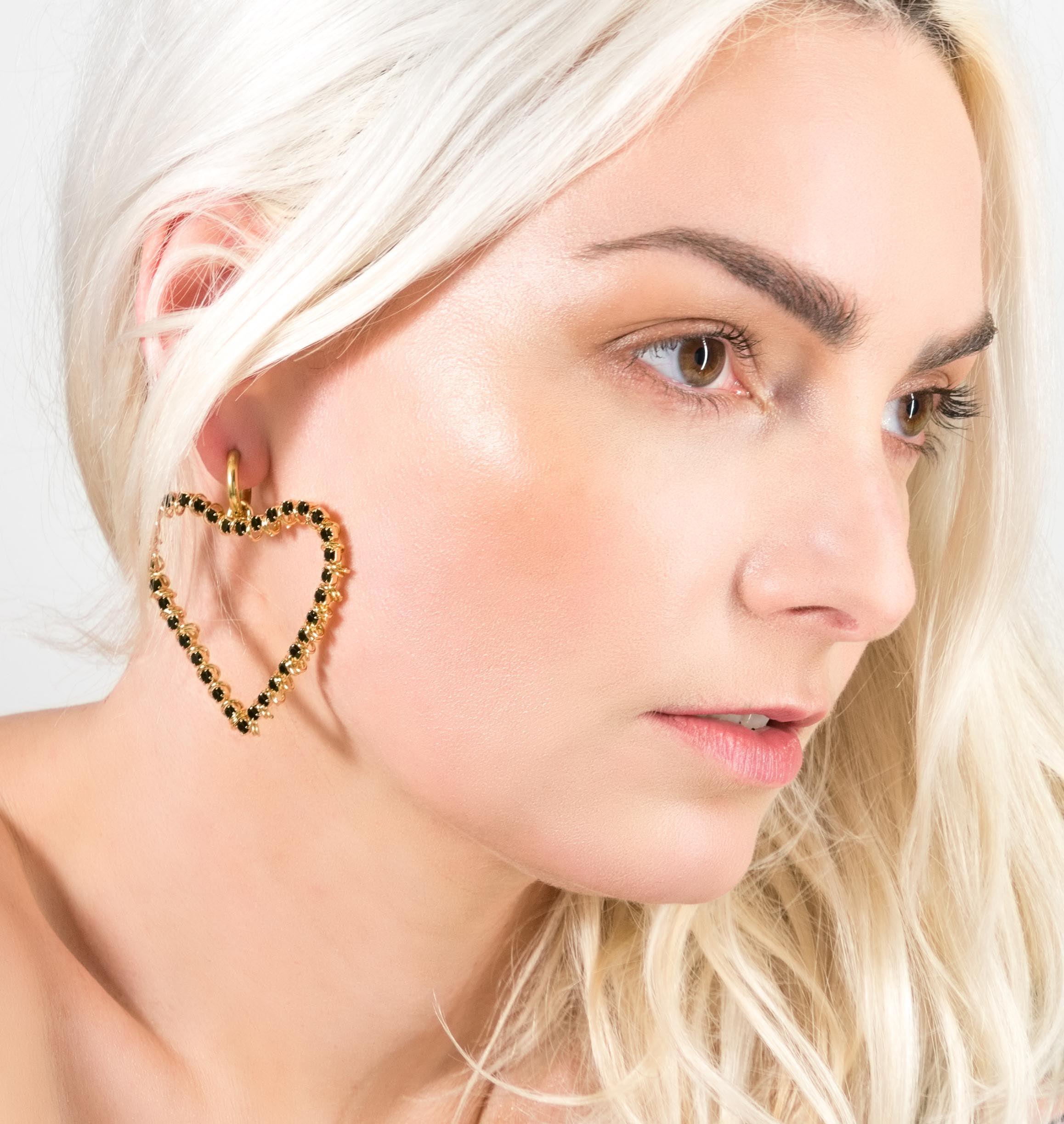 Earrings MAXIBISOUS Black - shop.mouttoncollet.com, Moutton colleT, Nos boucles d'oreilles MAXIBISOUS sont réalisées en bronze dorées à l'or fin, serties de cristaux scintillants coloris noir et de petits anneaux. Elles seront parfaites pour look moderne et étincelant, bijoux fantaisie xl, bijoux coeur strass cristal, bijoux de createur,