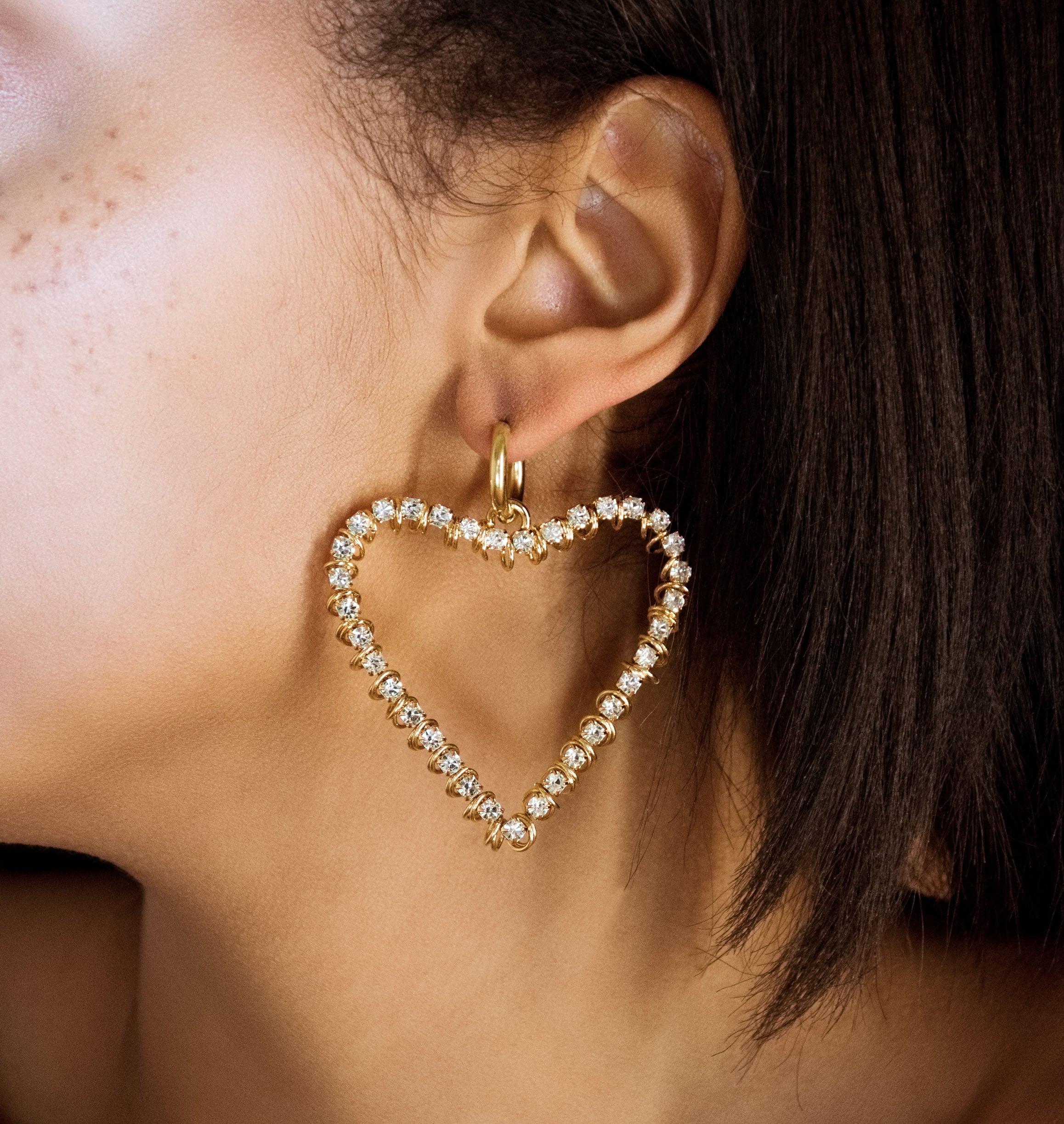 Earrings MAXIBISOUS Nacre - shop.mouttoncollet.com, Moutton colleT, Nos boucles d'oreilles MAXIBISOUS sont réalisées en bronze dorées à l'or fin, serties de perles nacre et de petits anneaux. Elles seront parfaites pour look moderne et étincelant, bijoux mariage, robe de mariage, robe de marié, bijoux de ceremonie, boucles d'oreille chic et elegantes, daphne burki, vogue bijoux, aya nakamura, bijou femme, bijou cadeau,