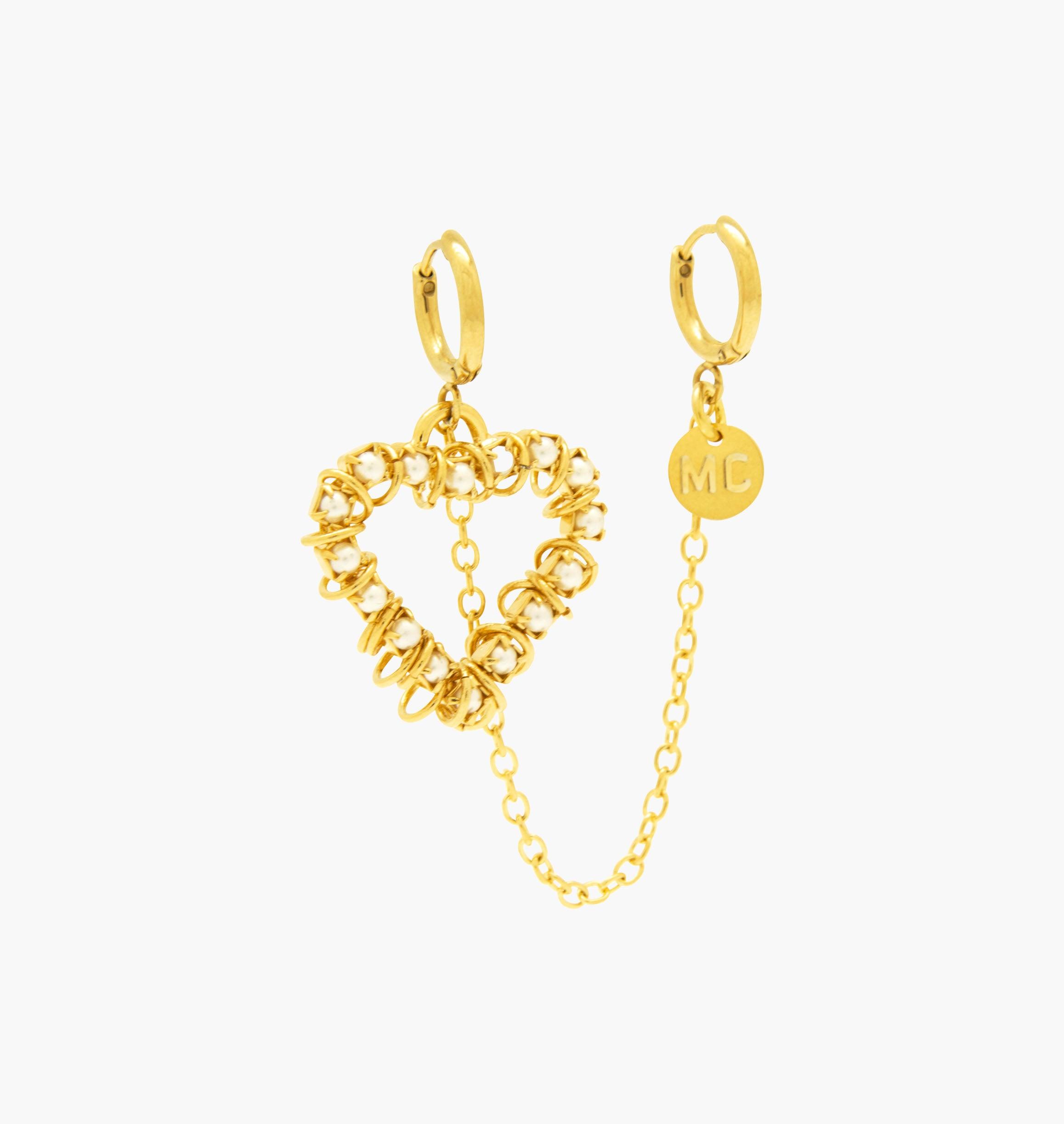 Earring KISS Nacre - shop.mouttoncollet.com, Moutton colleT, Nos boucles d'oreilles KISS sont réalisées en bronze dorées à l'or fin, serties de perles nacre et de petits anneaux. Elles seront parfaites pour look moderne et étincelant. bijou saint laurent, beau bijou, strass cristal, or doré, jacquemus, gucci, dior, chanel,