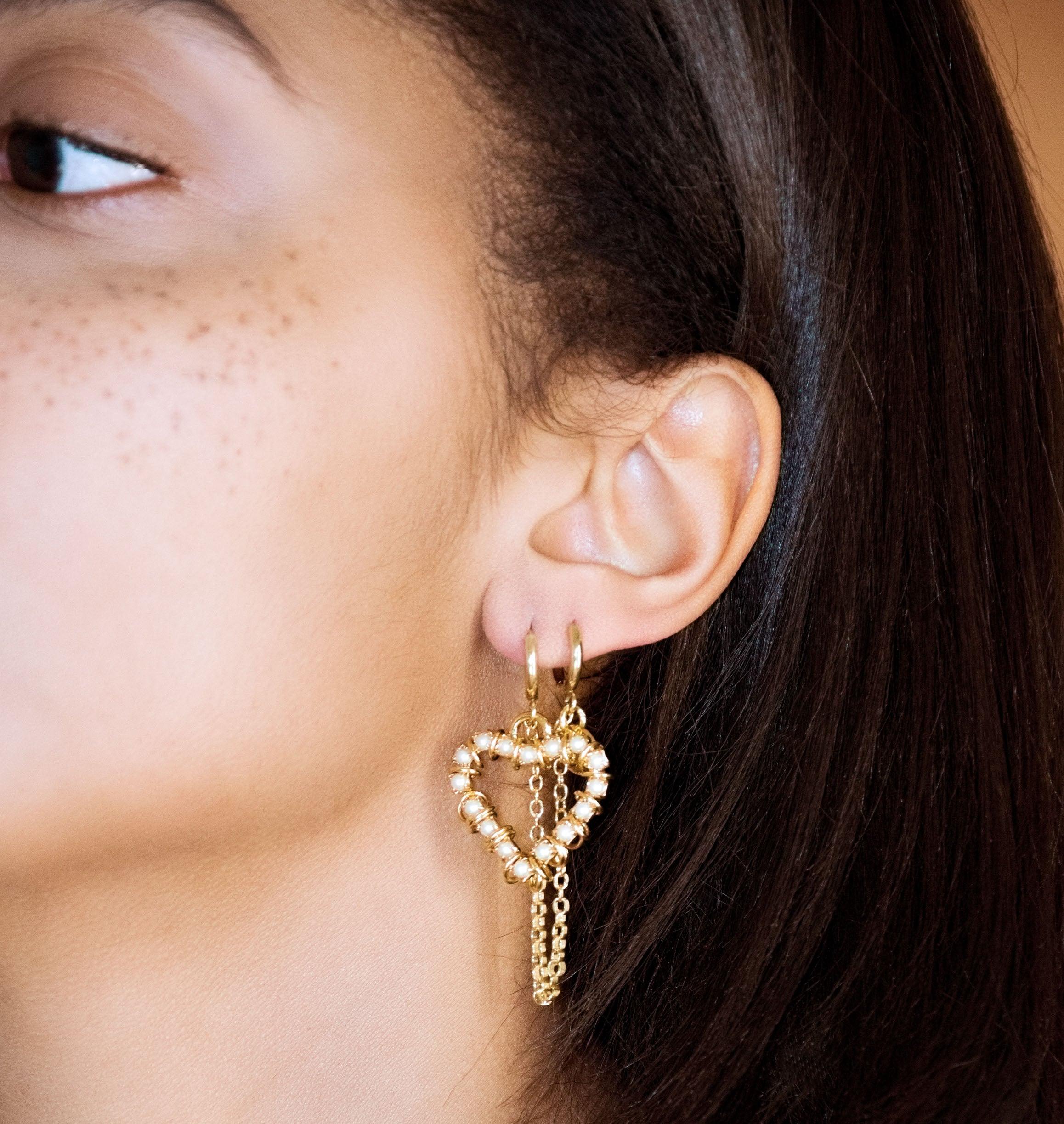 Earring KISS Nacre - shop.mouttoncollet.com, Moutton colleT, Nos boucles d'oreilles KISS sont réalisées en bronze dorées à l'or fin, serties de perles nacre et de petits anneaux. Elles seront parfaites pour look moderne et étincelant. bijou saint laurent, beau bijou, strass cristal, or doré, jacquemus, gucci, dior, chanel,