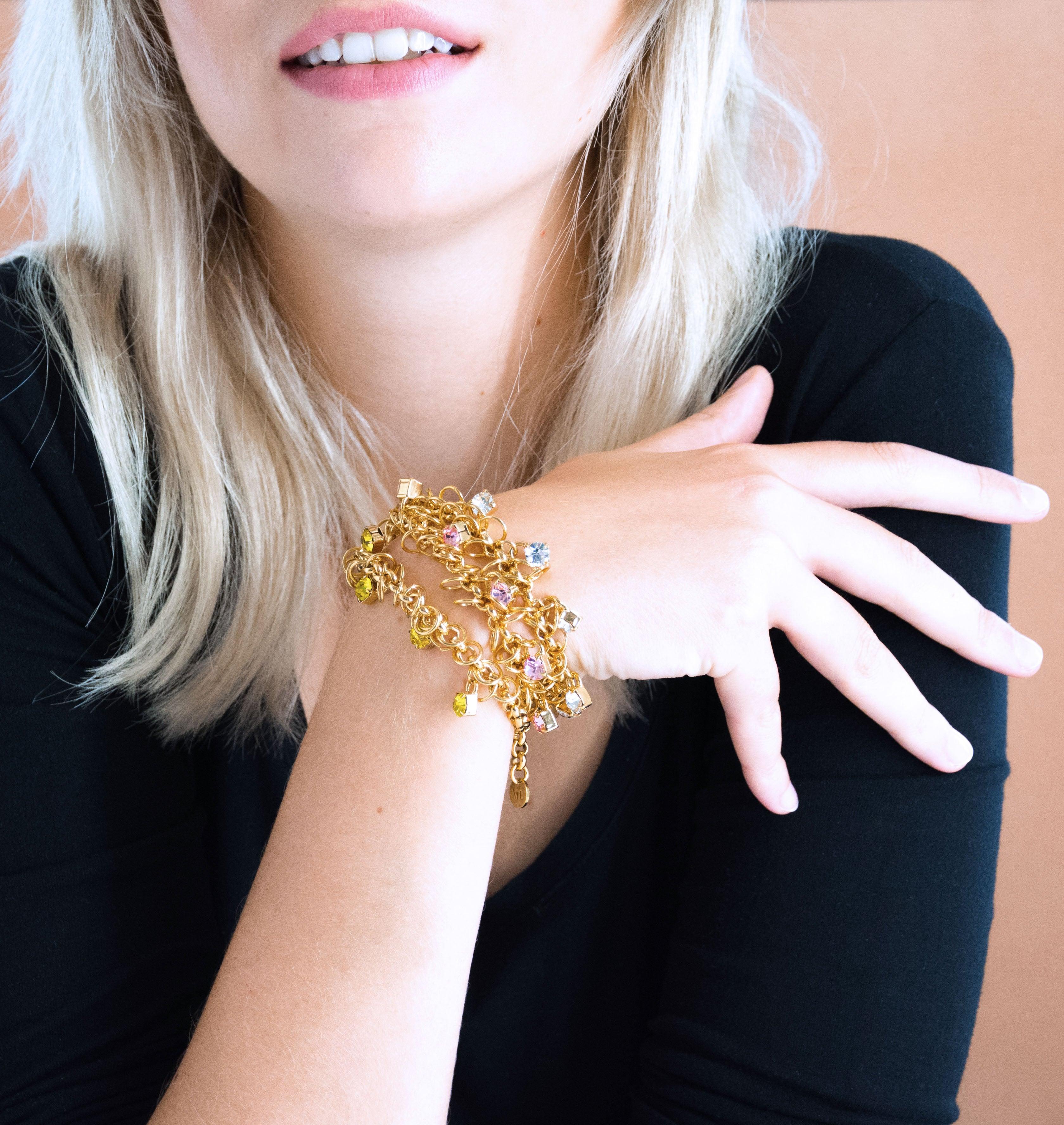 Bracelet STARS Light Rose - shop.mouttoncollet.com, Moutton collet, Notre bracelet STARS est réalisé en bronze dorées à l'or fin, serties de cristaux scintillants coloris light rose avec de grands anneaux. Il est orné d'un médaillon gravé "Moutton colleT" et d'un petit logo gravé "MC". Il sera assez discret pour être associé à vos tenues du quotidien, swarovski, bijou rose, bijou pink, bijou moderne, bijoux fantaisie, bijou de qualité, chanel, dior,